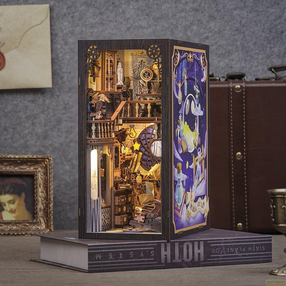 Scène de bibliothèque miniature avec meubles détaillés, lumières et art fantastique.