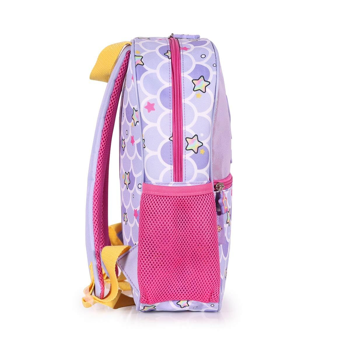 Una mochila morada con bolsillos de malla rosa y correas amarillas, decorada con estrellas y escamas.
