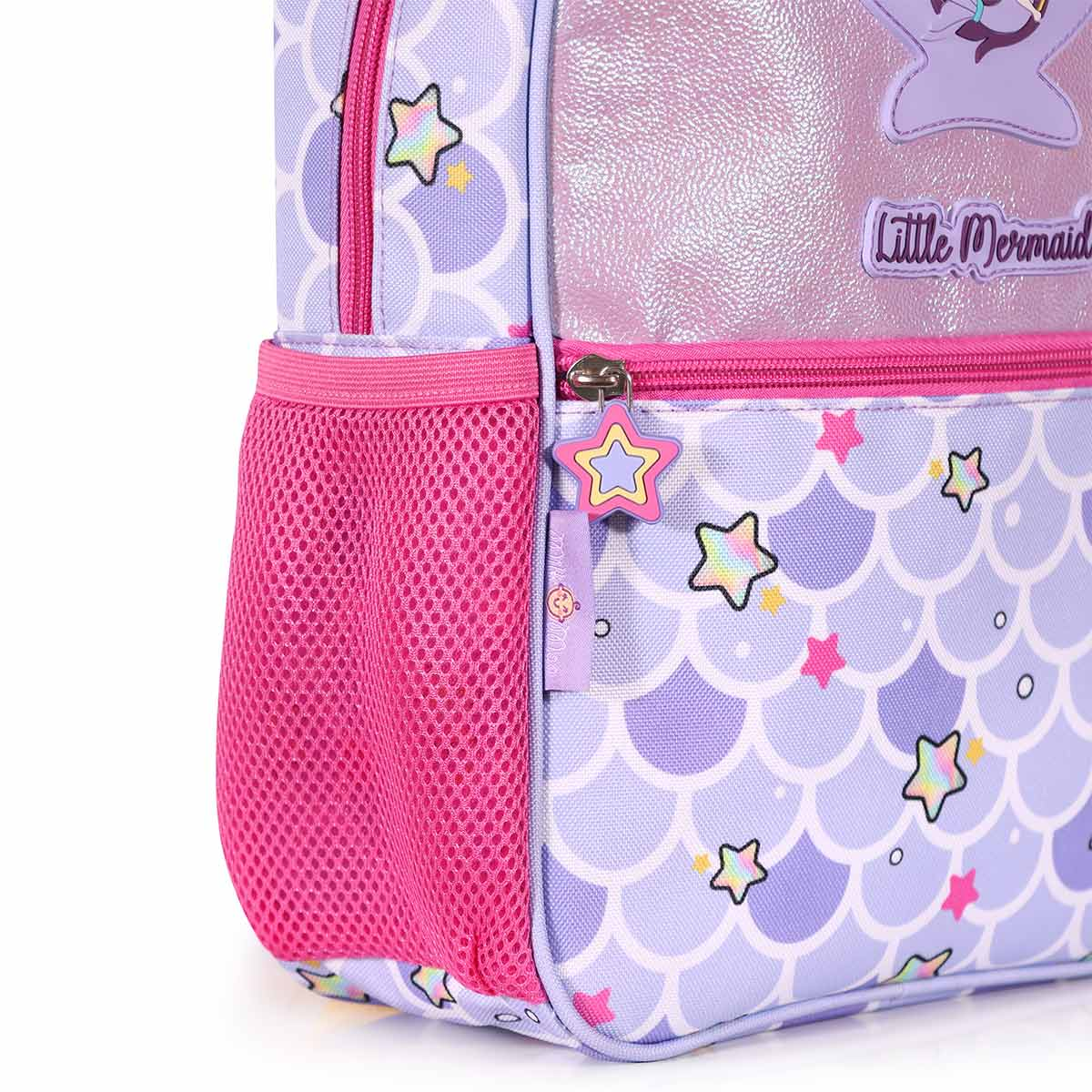Mochila morada con estampado de escamas de pez, estrellas y aplique de sirena.