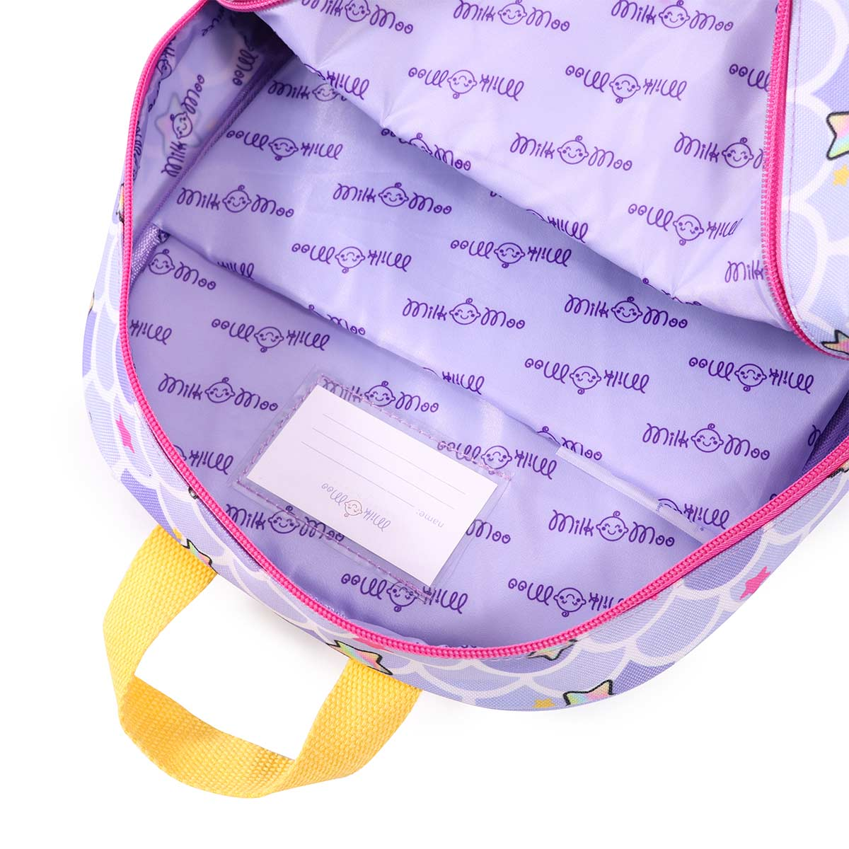 Una mochila morada con estampado de escamas de sirena y etiqueta de nombre interna.
