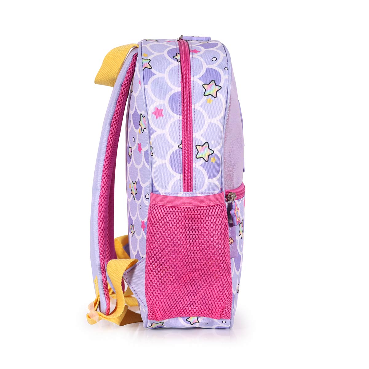 Mochila morada con estampado de escamas y estrellas, bolsillos de red rosas y tirantes amarillos.