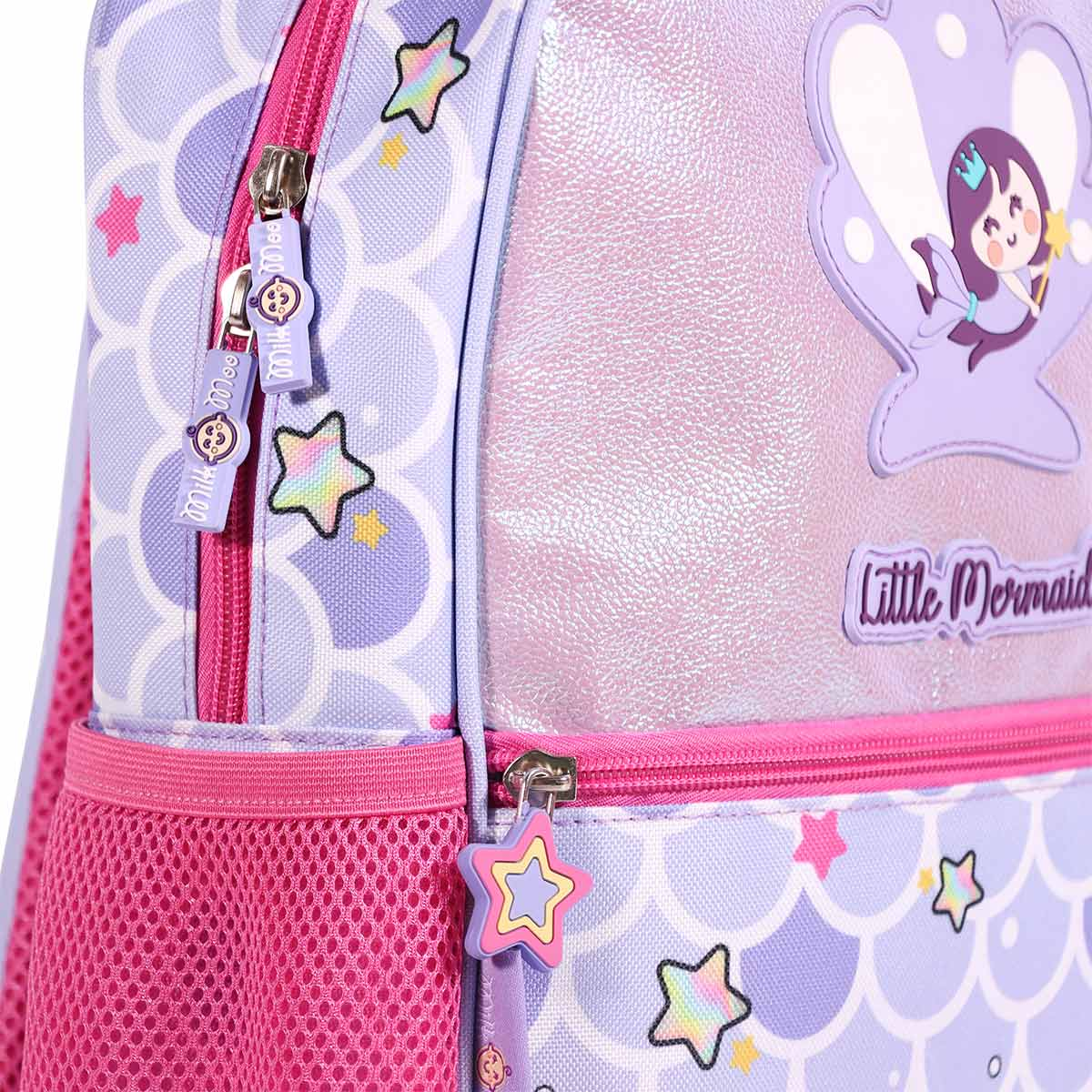 Una mochila morada con temática de sirenas y tiradores de cremallera en forma de estrella.