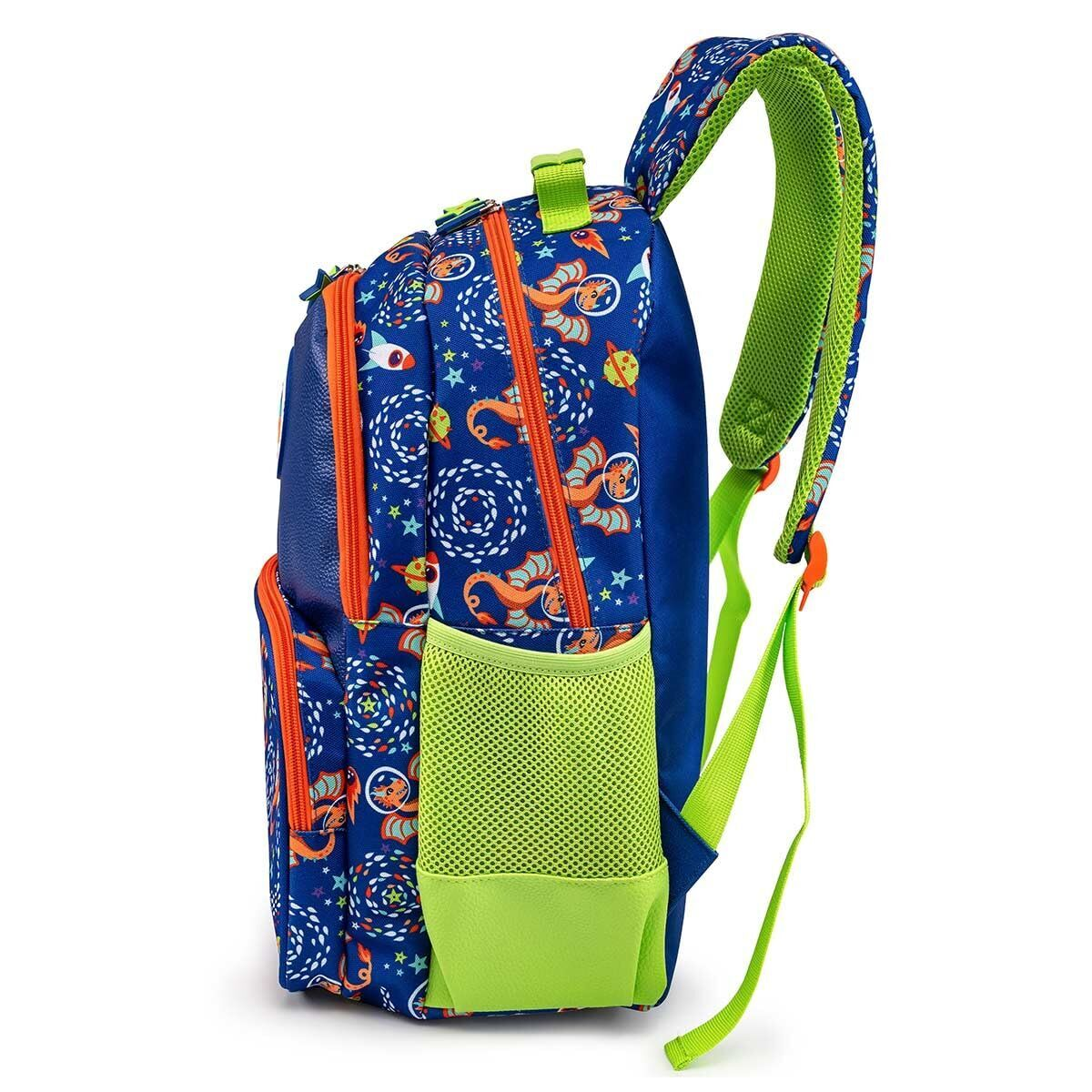 Una mochila azul con diseño espacial, cremalleras naranjas y bolsillos verdes.