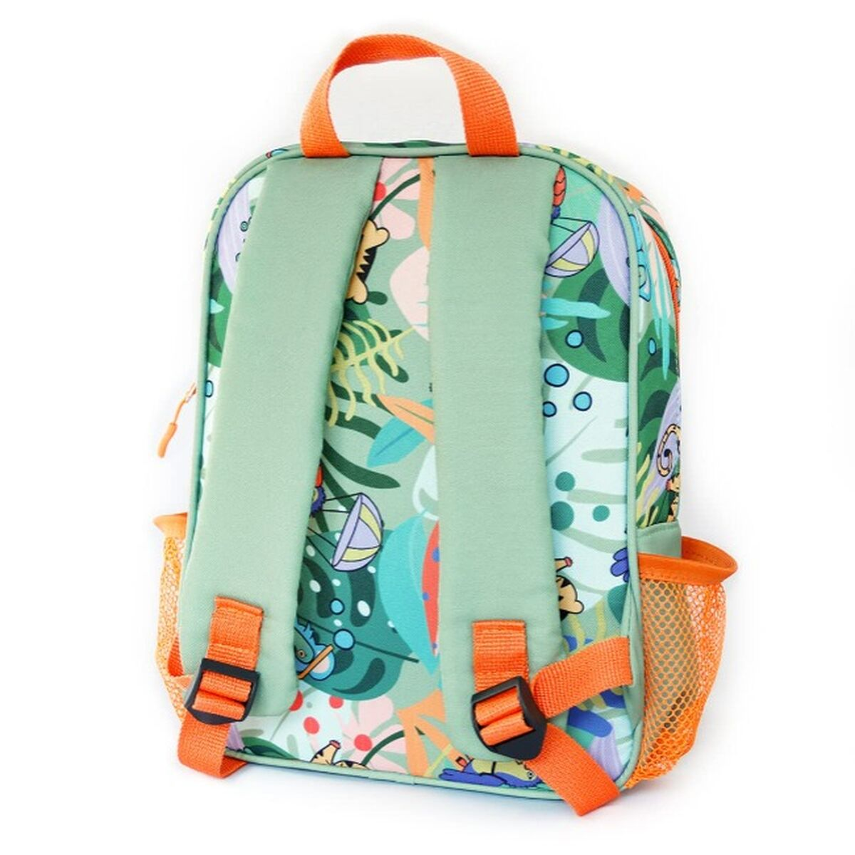 Una mochila verde con estampado de selva, correas naranjas y bolsillos laterales de malla.
