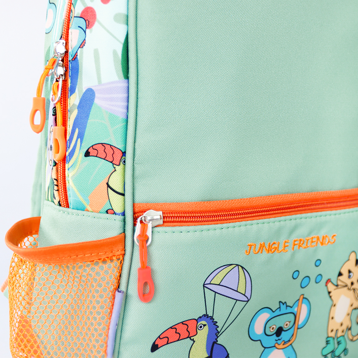 Mochila verde claro con estampado de amigos de la jungla y cremalleras naranjas.