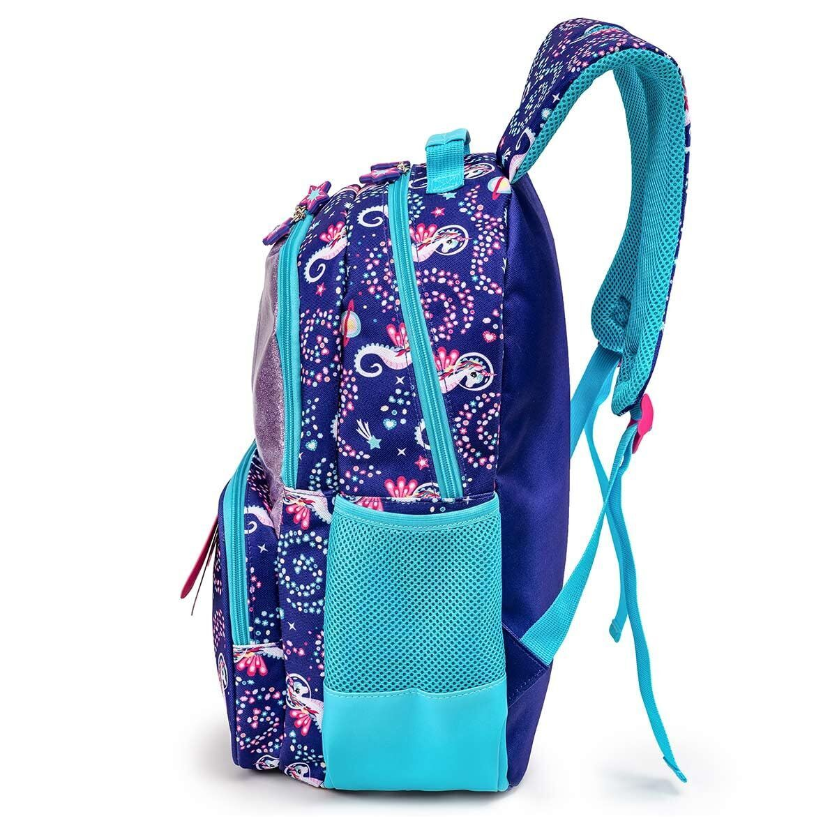 Una mochila morada con estampado de sirena y bolsillos azules.