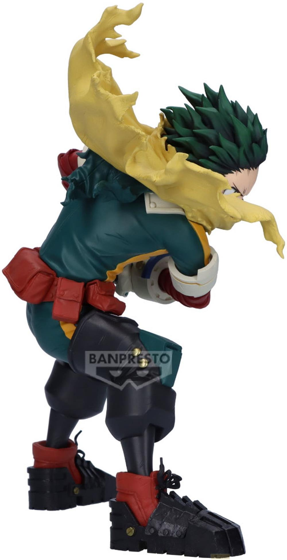Una figura con pelo verde, capa amarilla y atuendo verde oscuro y rojo.