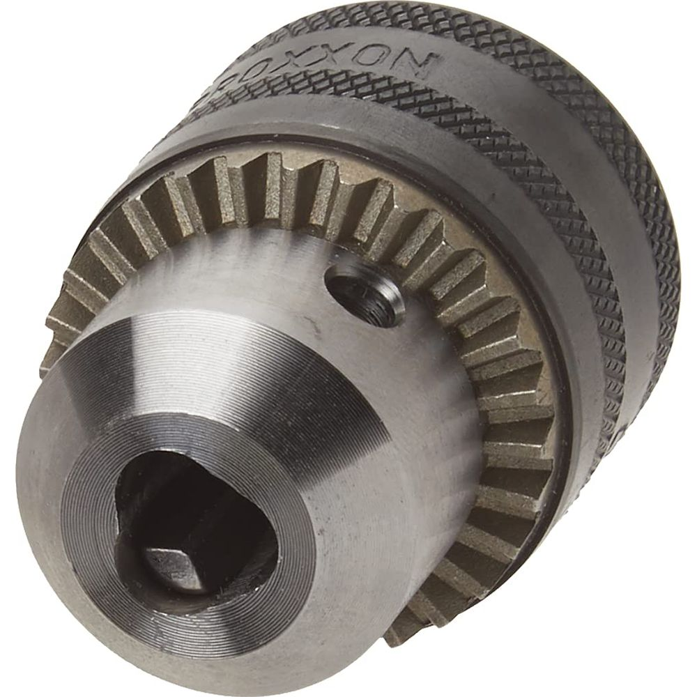 Ein metallischer Bohrfutter-Schlüssel mit gerändeltem Griff und Zähnen.