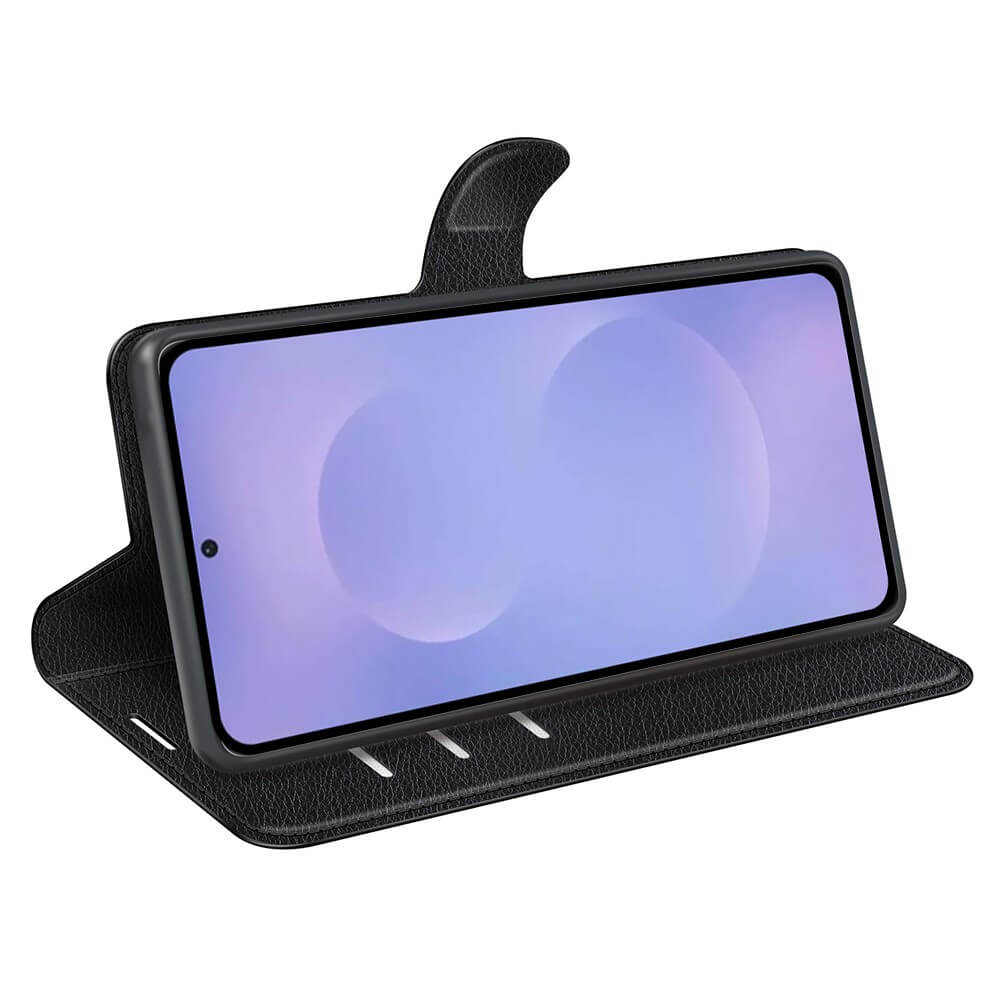 Uno smartphone nero in una custodia a libro aperta, con schermo blu.