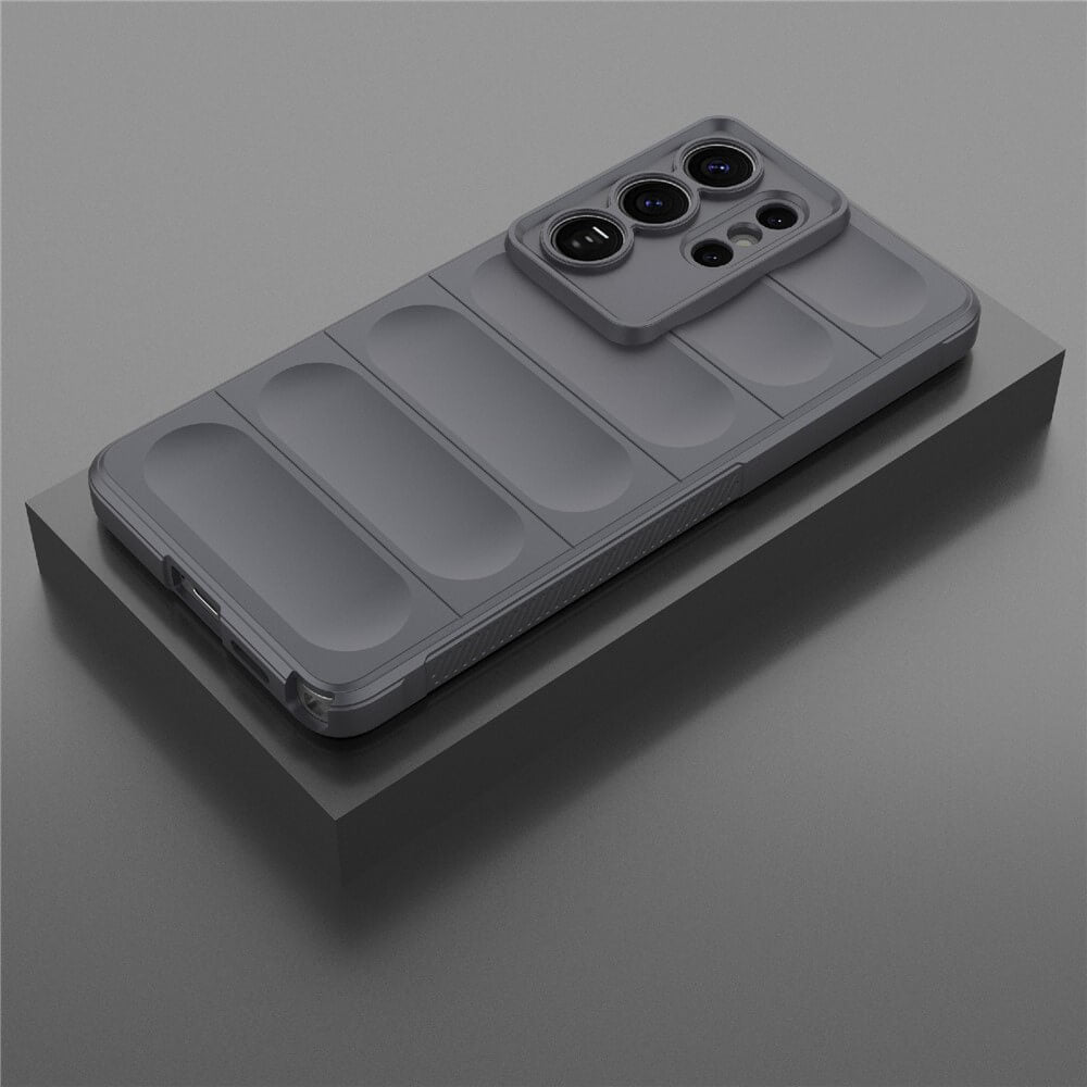Custodia grigia per telefono con quattro obiettivi della fotocamera e design posteriore a coste.