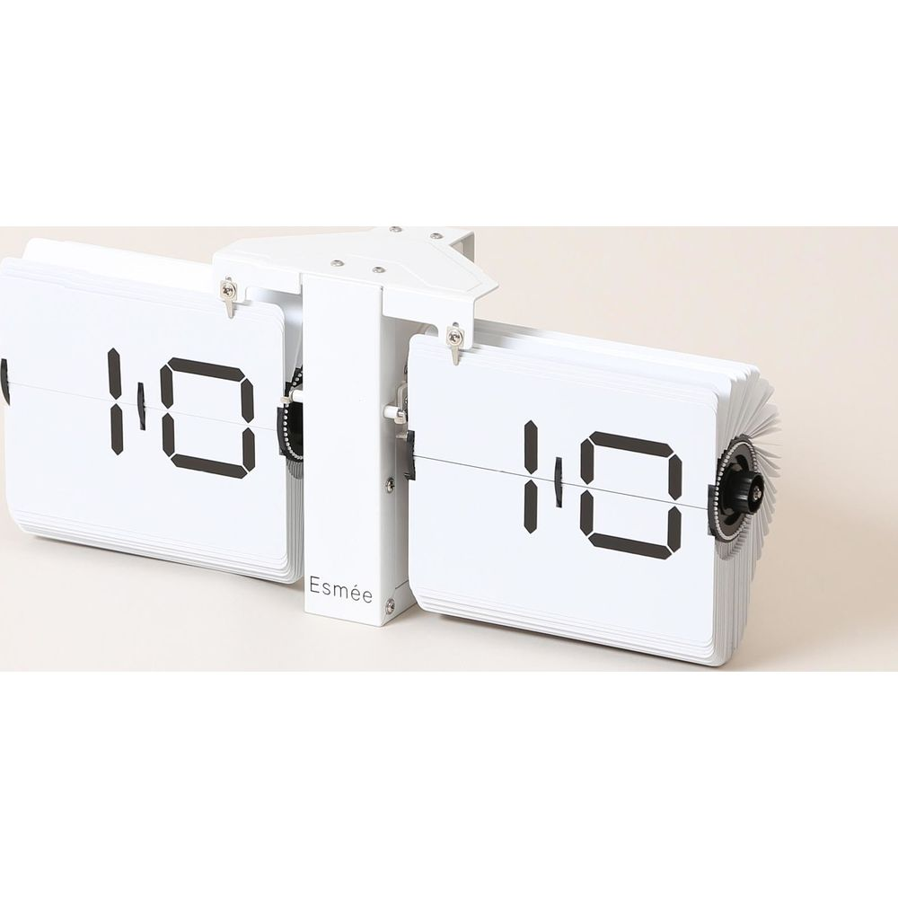 Orologio flip bianco che mostra le 10:10 con cifre nere.