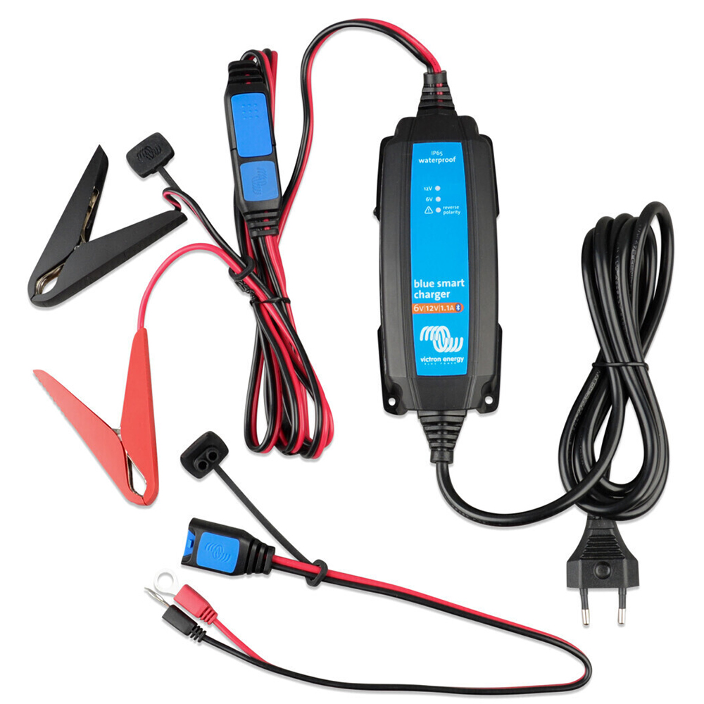 Un caricabatterie intelligente Victron Energy blu con clip e cavi.
