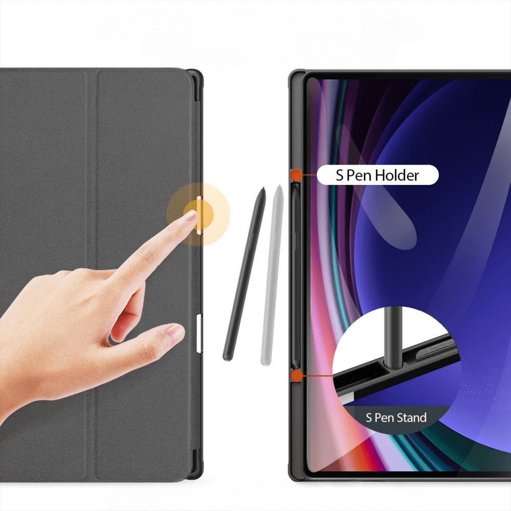 Eine Hand berührt eine dunkelgraue Tablet-Hülle. Zwei S Pens, schwarz und weiß, sind in der Nähe eines Tablets.
