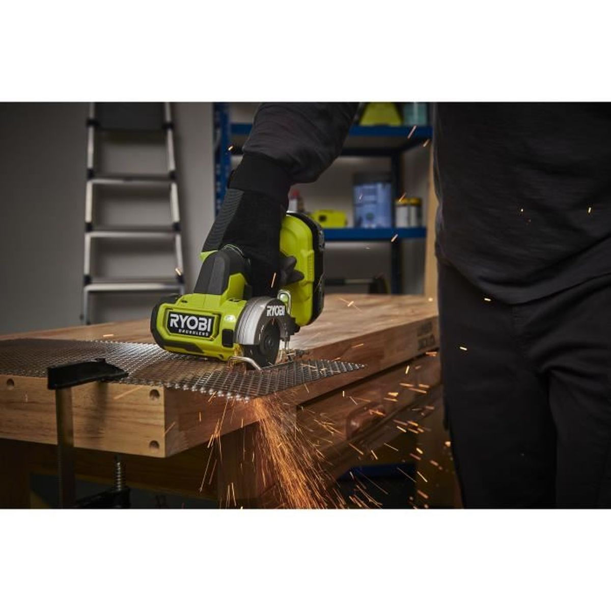 Une personne utilise une scie circulaire Ryobi verte pour couper une planche de bois, des étincelles jaillissent.