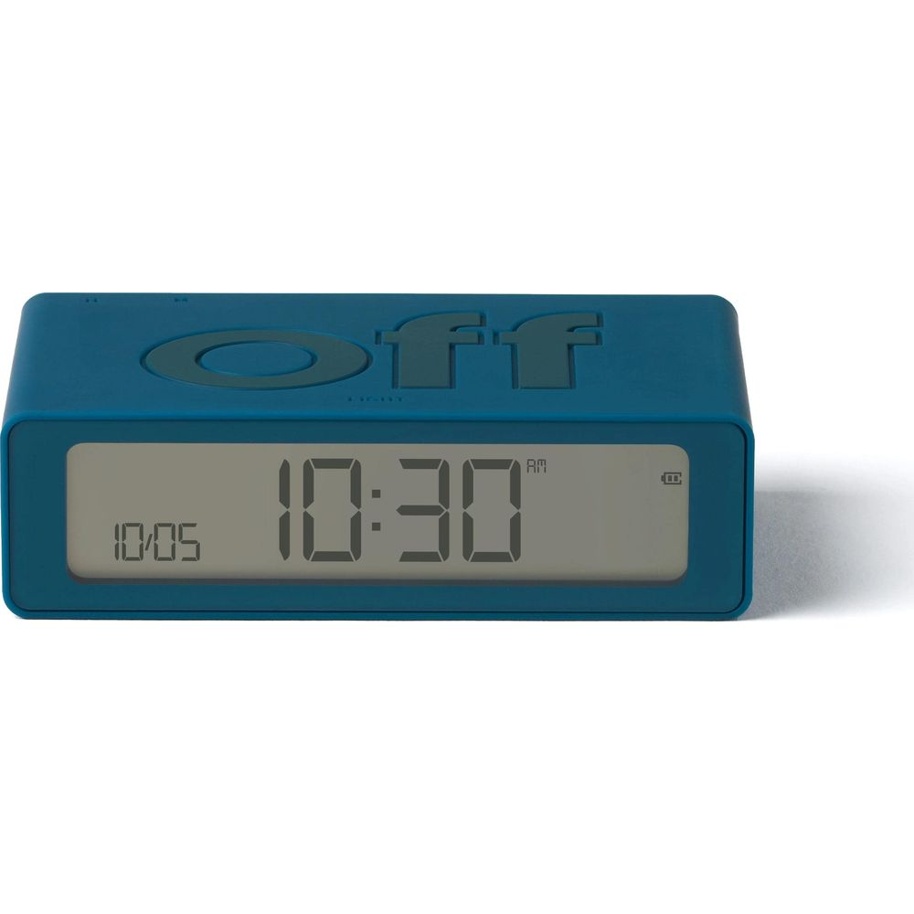 Blauer Wecker mit digitaler Anzeige 10:05 und 10:30 Uhr.