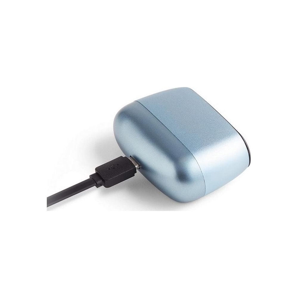 Ein blauer Ladebehälter, an den ein USB-Kabel angeschlossen ist.