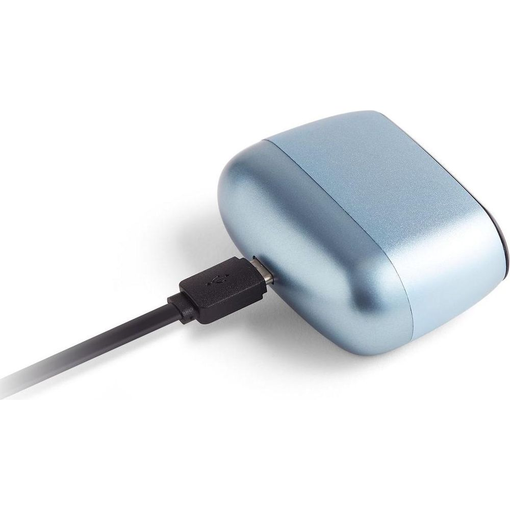 Ein blauer Ladeadapter mit eingestecktem USB-Kabel.