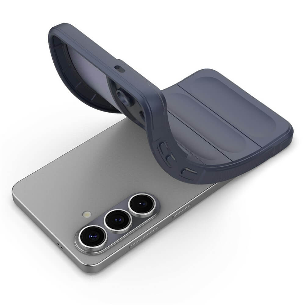 Un étui de téléphone bleu foncé est placé sur un smartphone argenté à trois caméras.