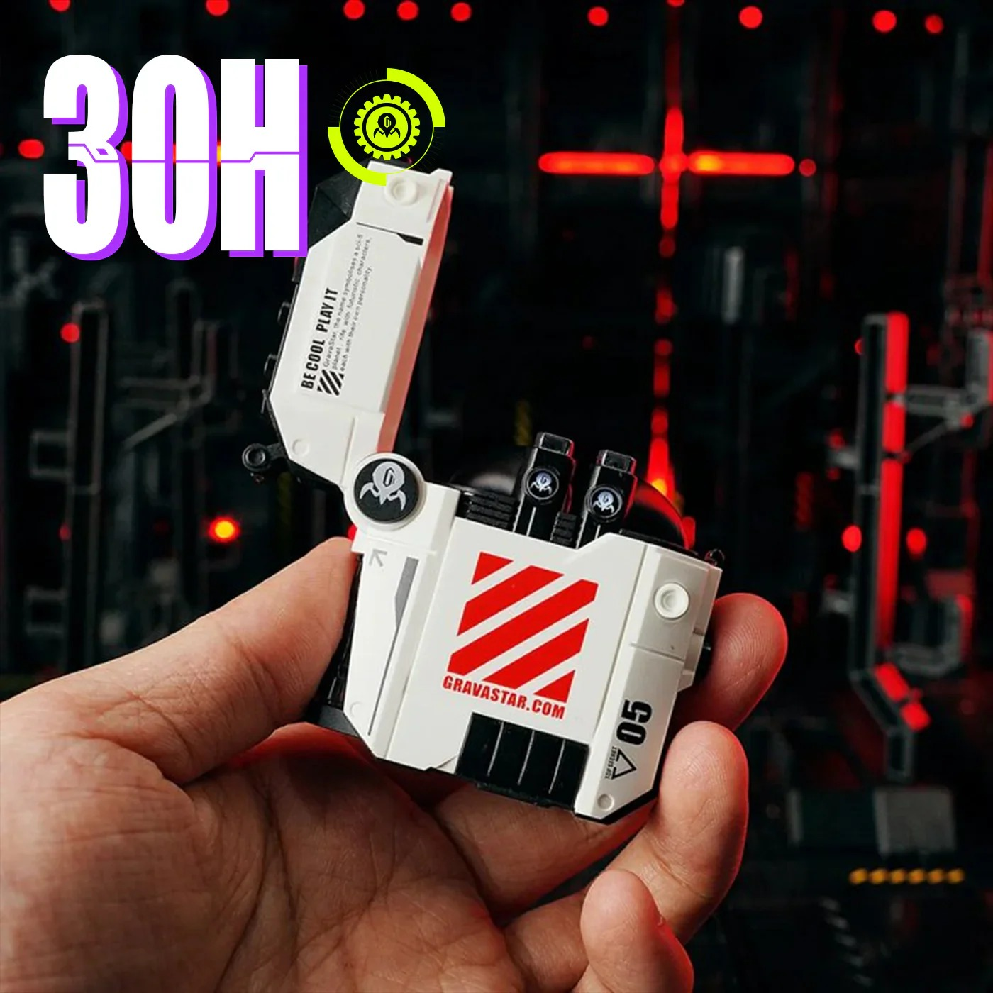 Dłoń trzyma białą i czarną, futurystyczną zapalniczkę z czerwonymi paskami.