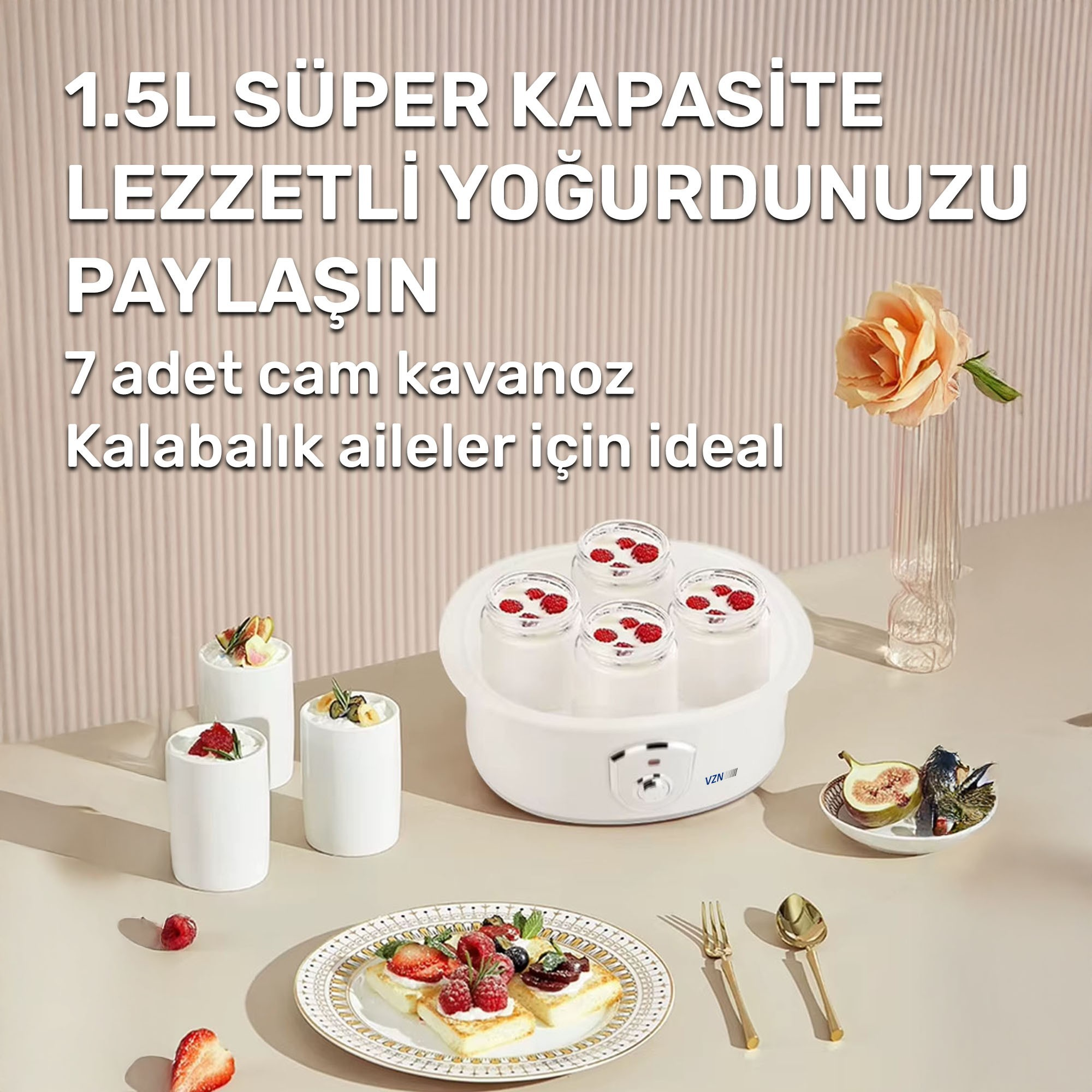 Bardaklı, meyveli yoğurt makinesi ve masada bir tabak hamur işi.