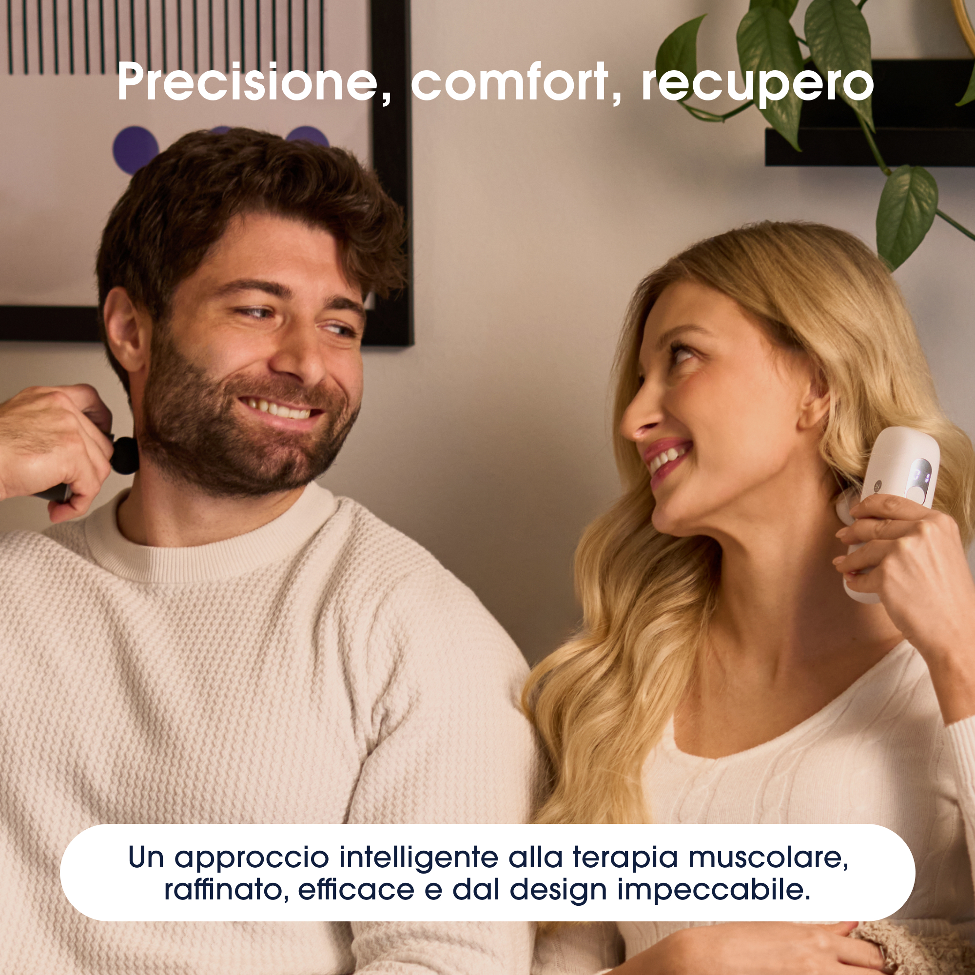 Uomo e donna sorridono, usano dispositivi di massaggio su collo e mascella.