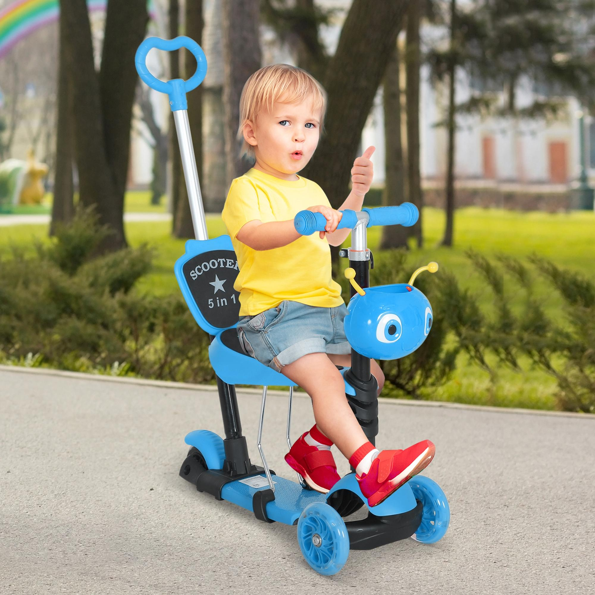 Un niño se sienta en un patinete azul con parte delantera de mariquita en un parque.