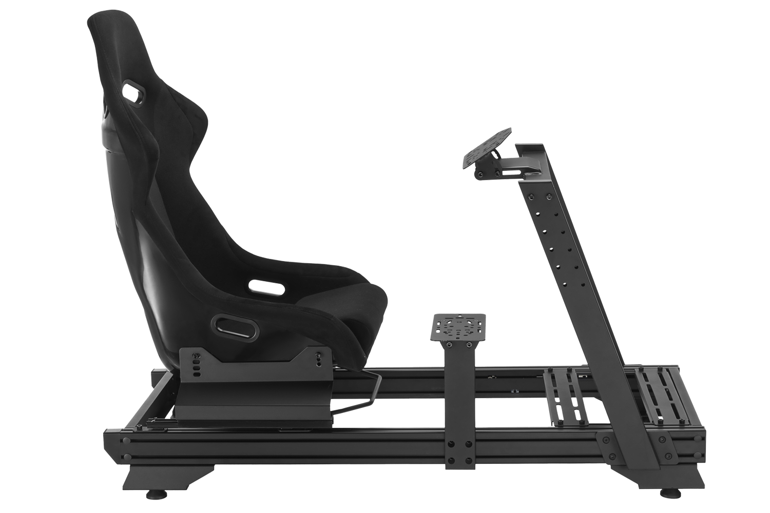 Un asiento negro de simulación de carreras con soporte para volante y pedales en un marco metálico.