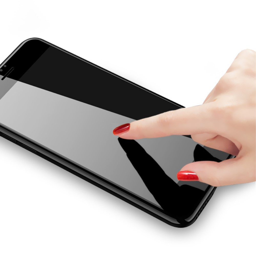 Une main aux ongles rouges touche l'écran d'un smartphone noir.