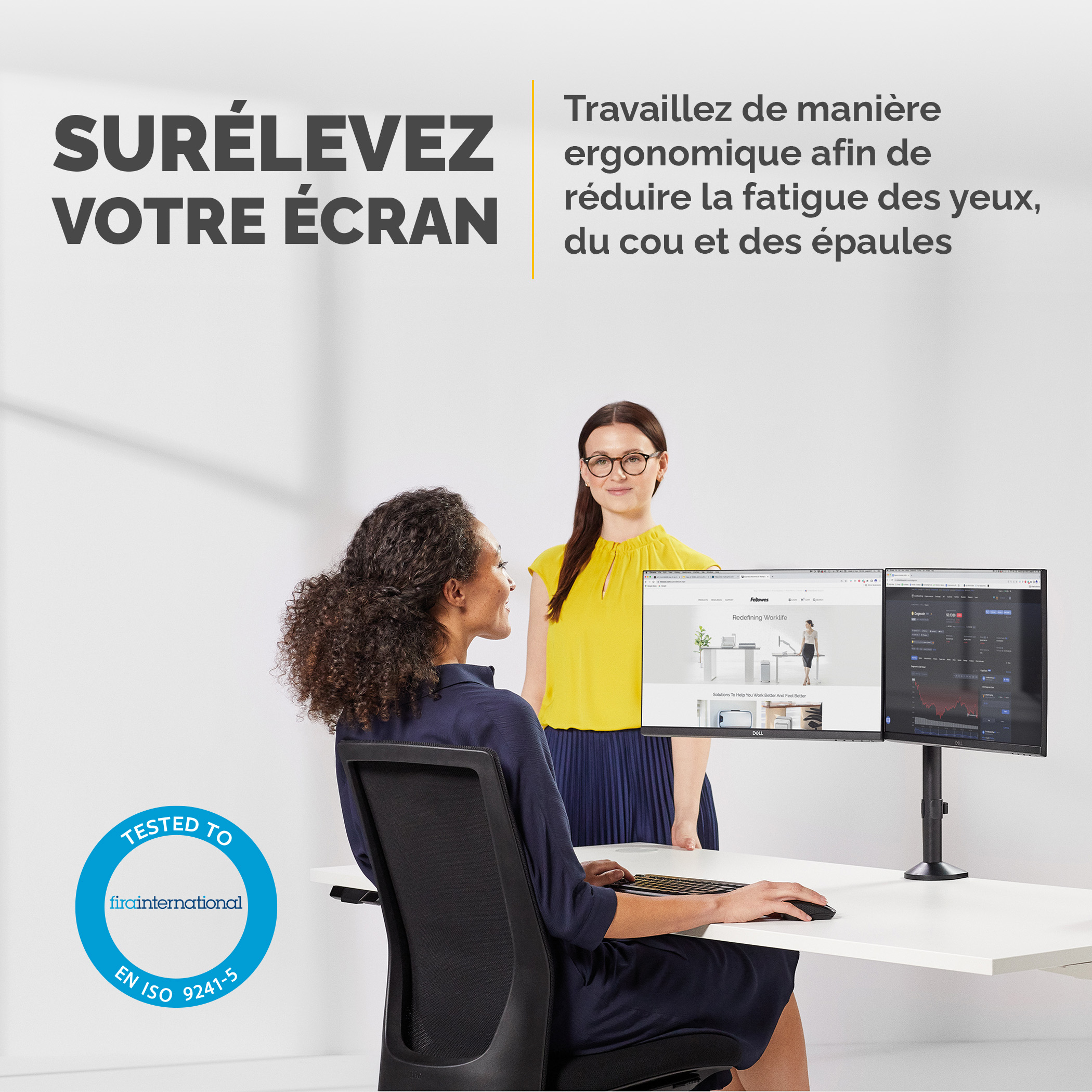 Zwei Frauen am Schreibtisch mit zwei Monitoren, die ergonomische Vorteile hervorheben.