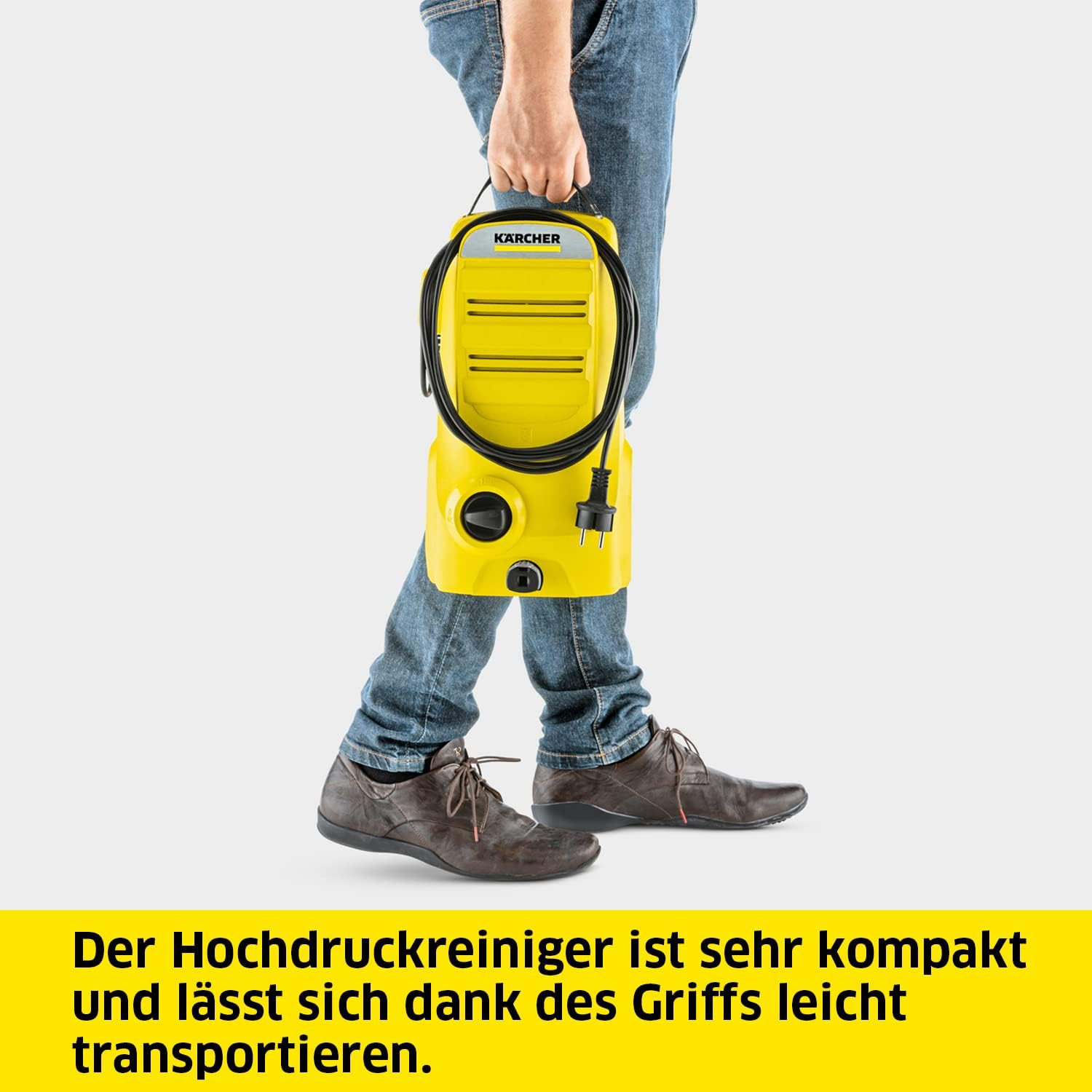 Ein Mann trägt eine gelbe Kärcher Hochdruckreiniger-Einheit.