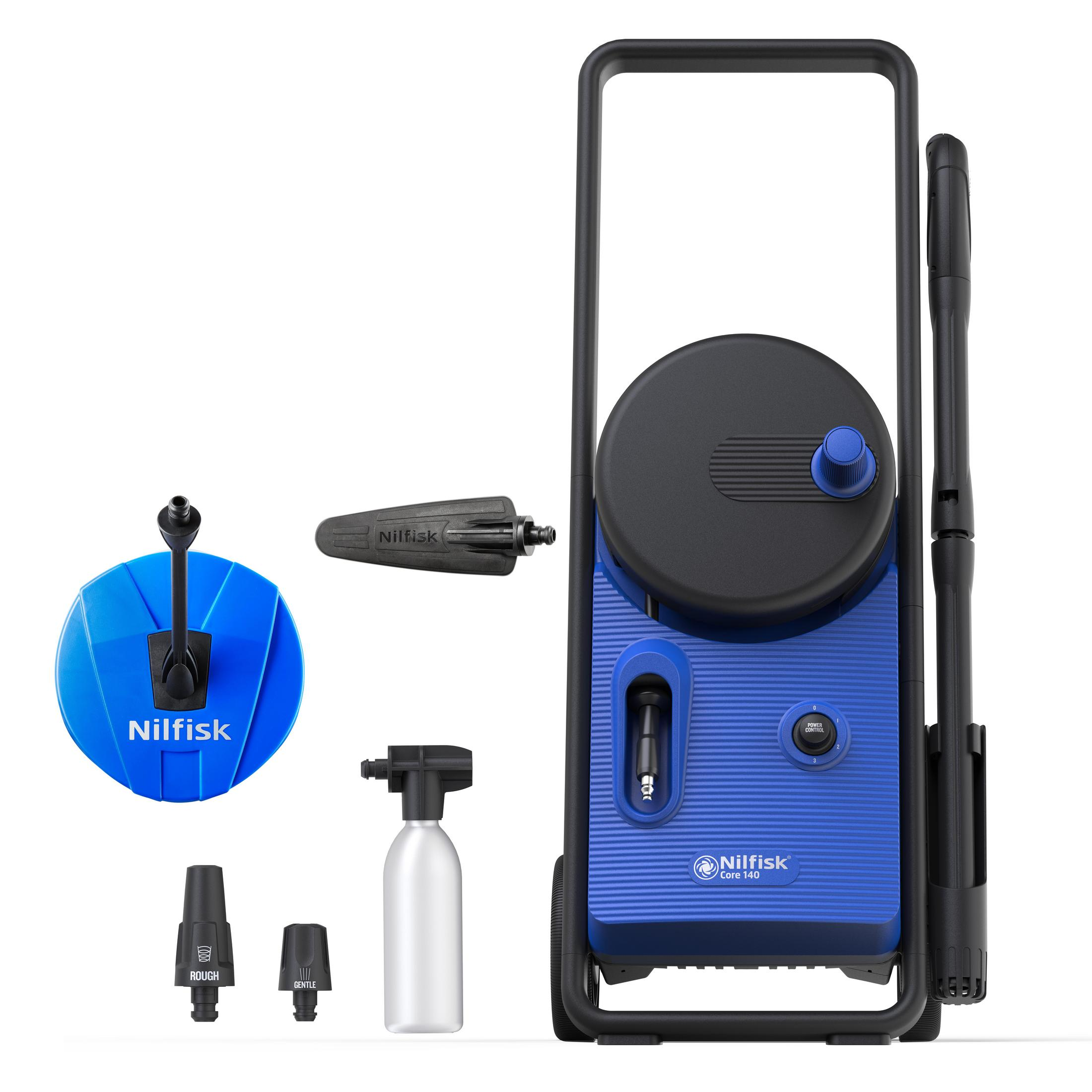 Niebieska myjka Nilfisk z akcesoriami: lanca, pianownica, dysze i czyścik do tarasów.