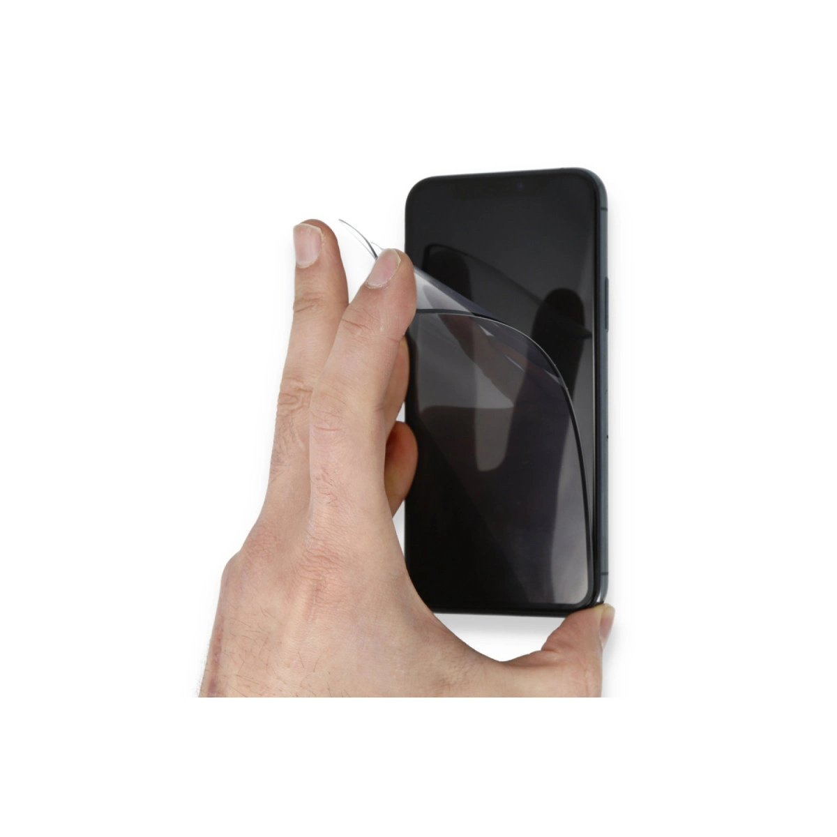 Bir el, koyu renkli bir akıllı telefondan ekran koruyucuyu soyuyor.