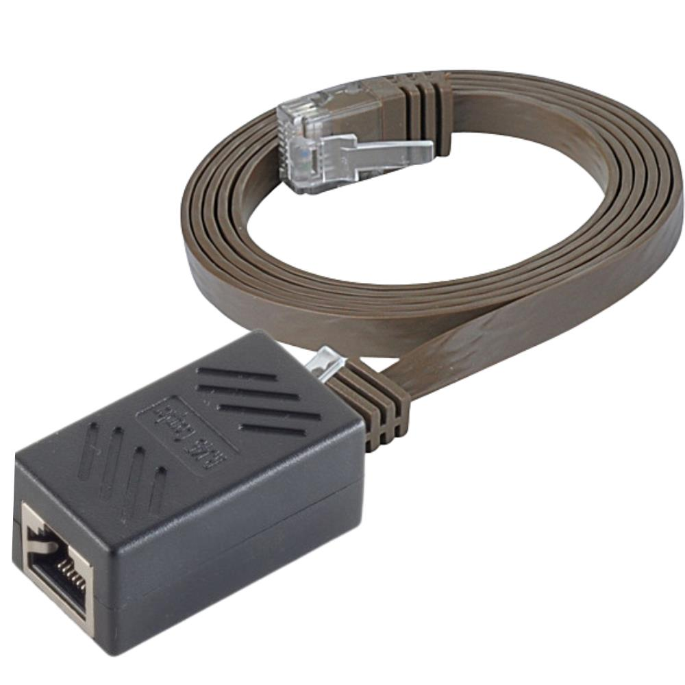 Siyah adaptörlü ve RJ45 konektörlü kahverengi yassı kablo.