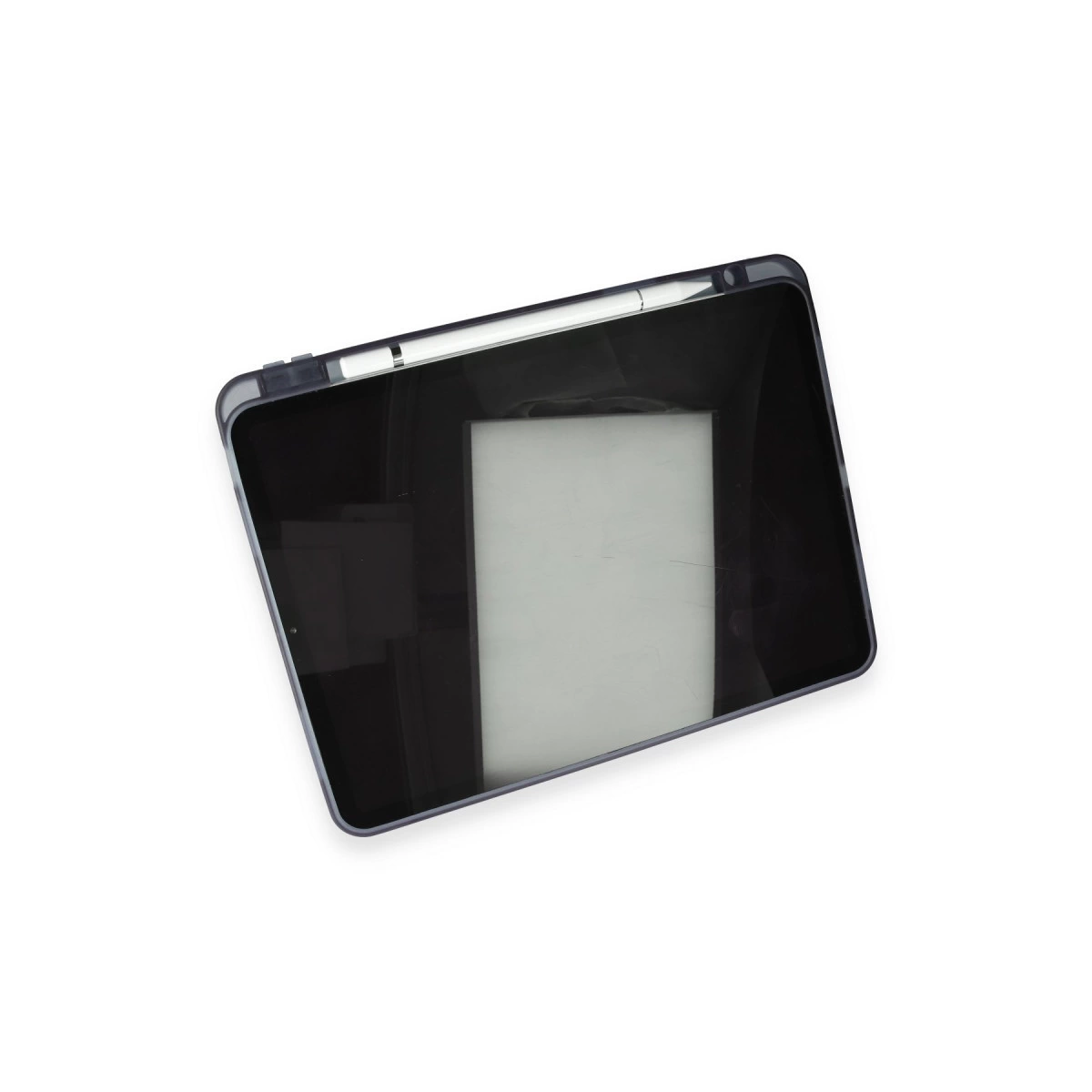 Arkadan beyaz bir tablet stylus ile beyaz zemine açılı duruyor.