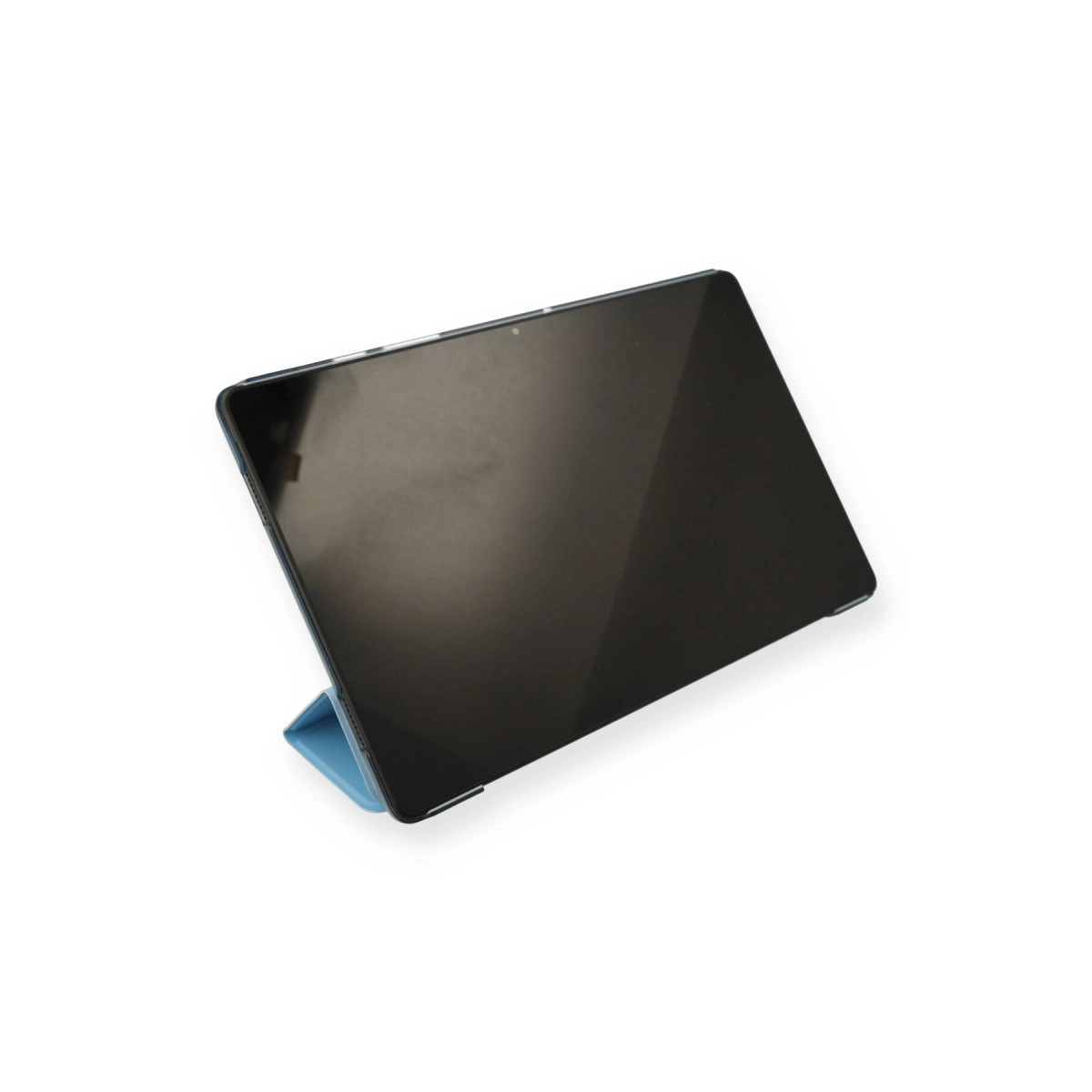 Beyaz arka plan üzerinde mavi stantlı siyah tablet.