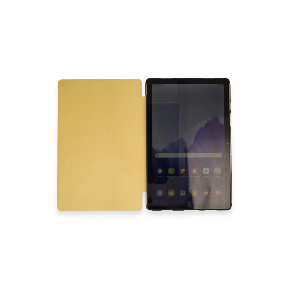 Altın tablet kılıfı açık bir tabletin yanında duruyor.