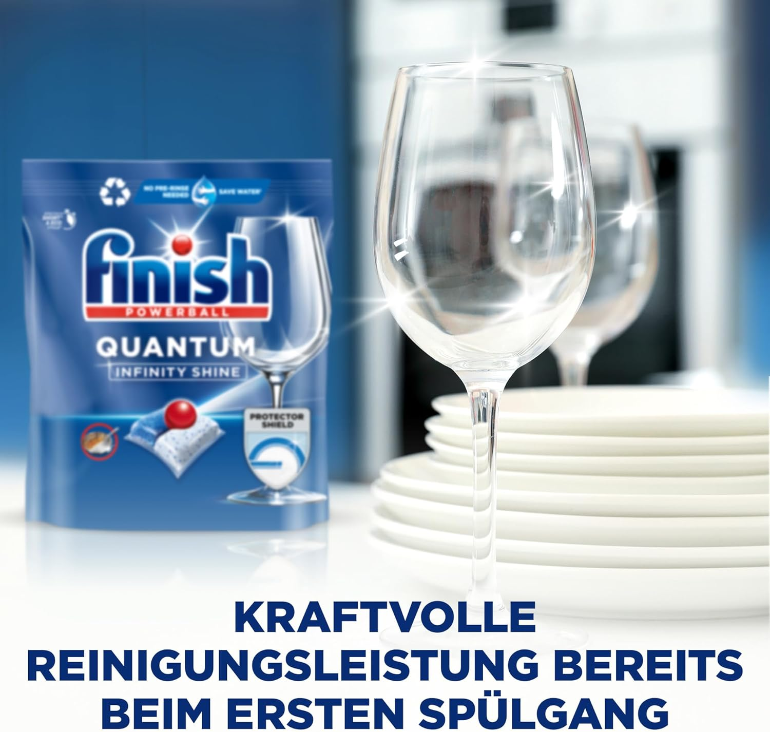 Finish Quantum Spülmittelpackung neben glänzenden Gläsern und Tellern.