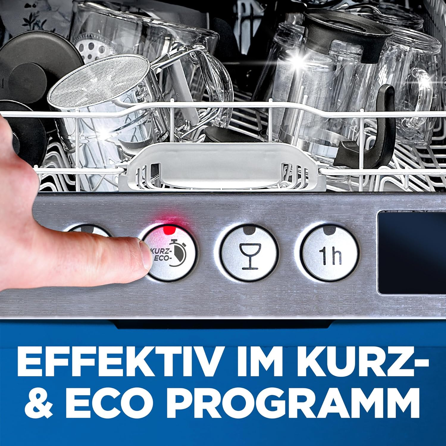 Ein Finger drückt auf die ECO-Taste einer Spülmaschine mit gefülltem Korb.
