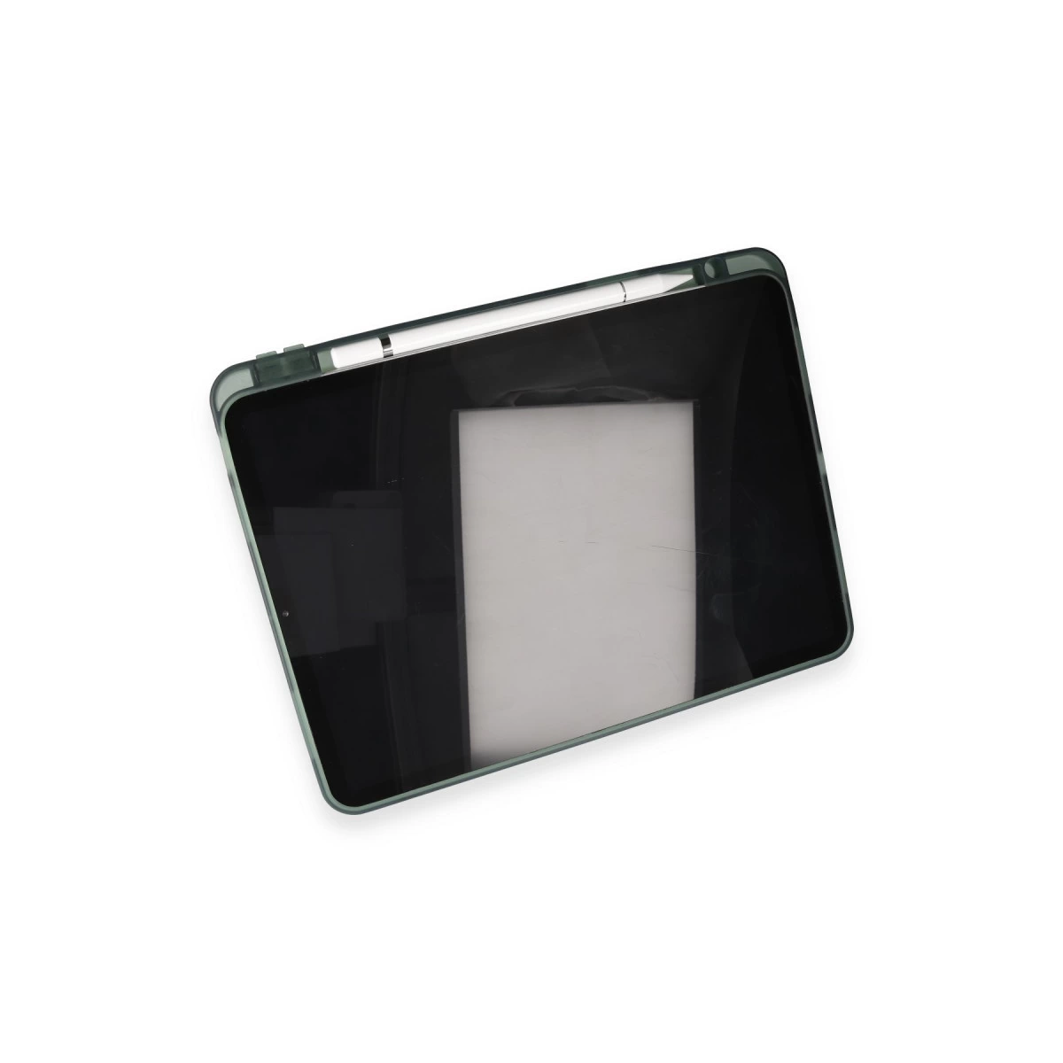 Kılıfında kalem bulunan koyu renk tablet beyaz zeminde duruyor.