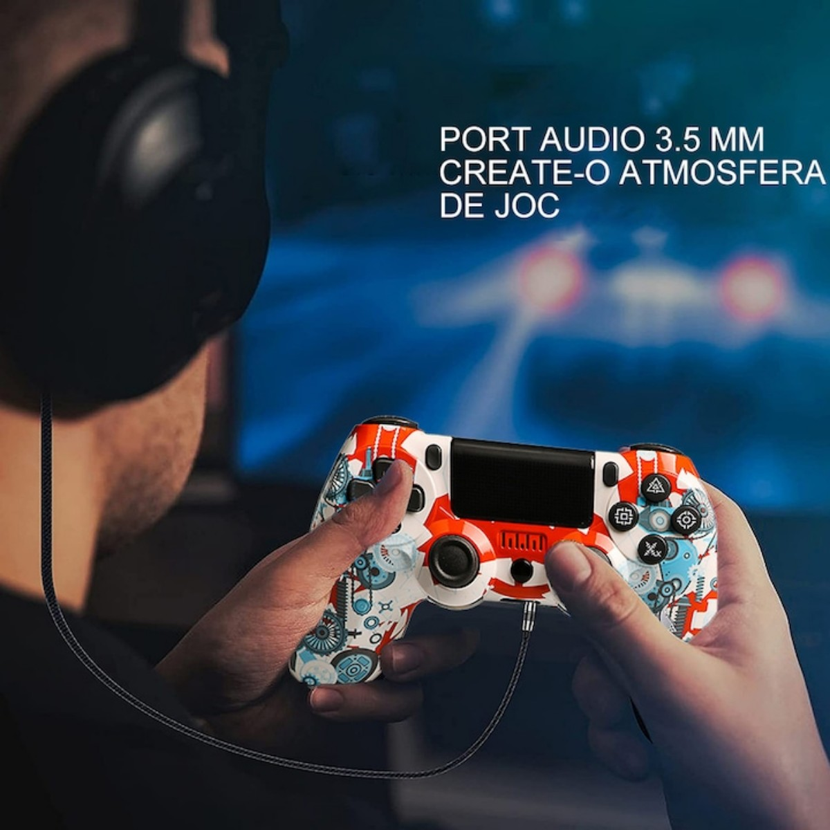 Eine Person mit Kopfhörern hält einen bunt bedruckten Controller, ein Kabel ist eingesteckt.