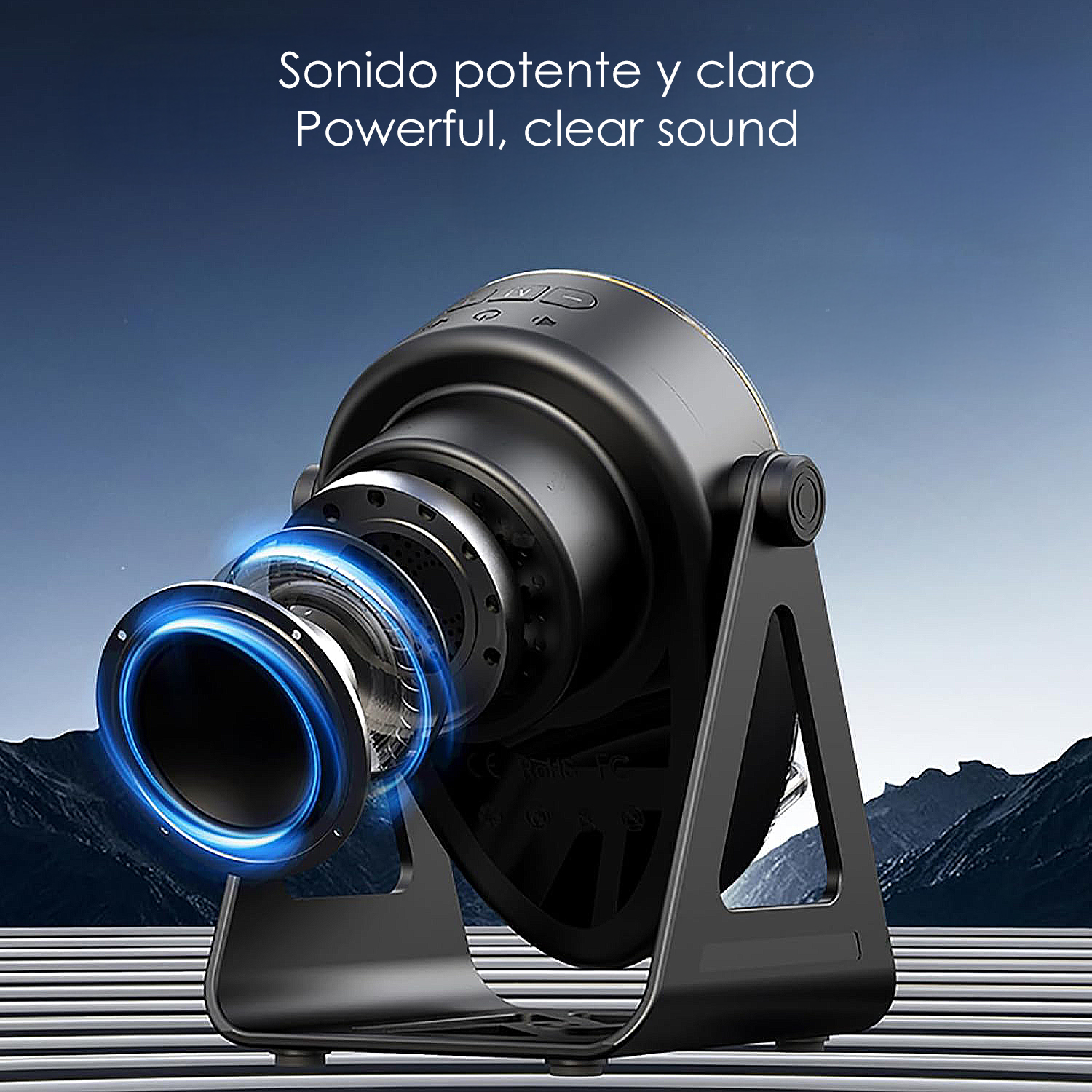 Un altoparlante nero con accenti di luce blu è su un supporto. Montagne sullo sfondo.