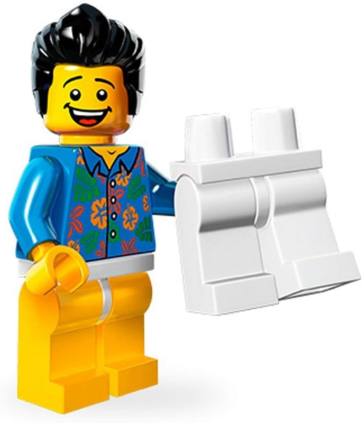 Siyah saçlı, sarı yüzlü, mavi gömlekli ve sarı bacaklı Lego figürü.