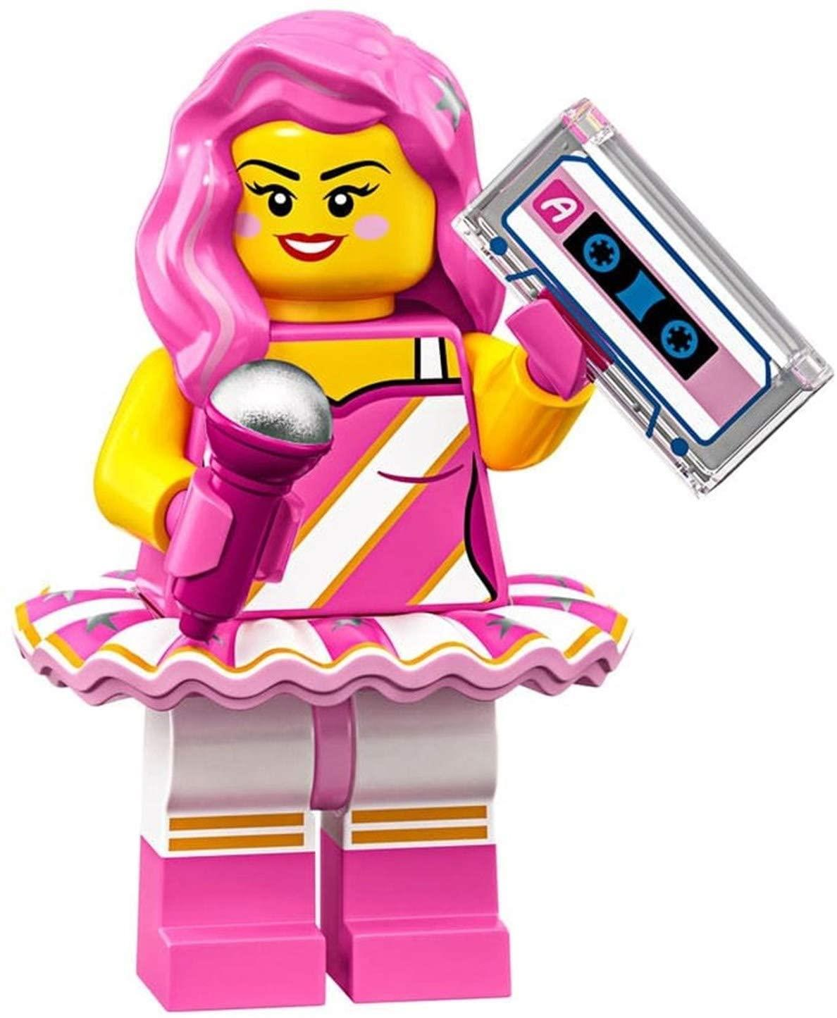 Pembe saçlı Lego figürü mikrofon ve kaset tutuyor.