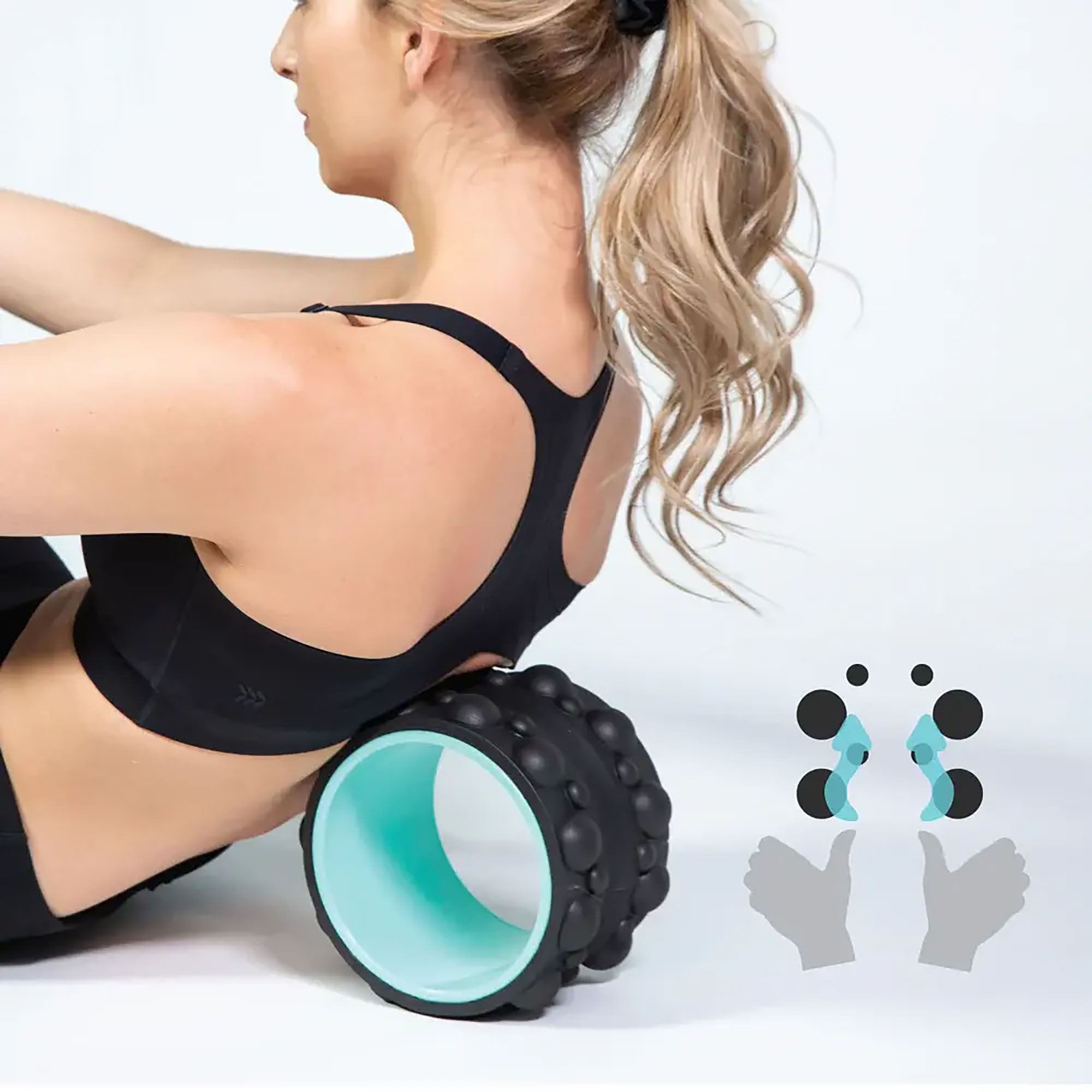 Donna con capelli biondi in reggiseno sportivo nero fa rotolare la schiena su un rullo.