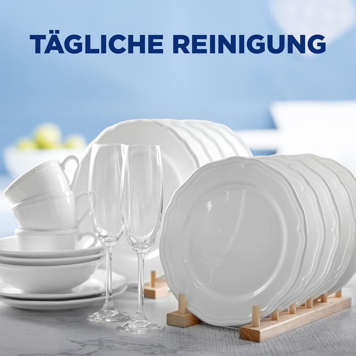 Weiße Teller, Tassen und Champagnergläser auf einem Tisch.