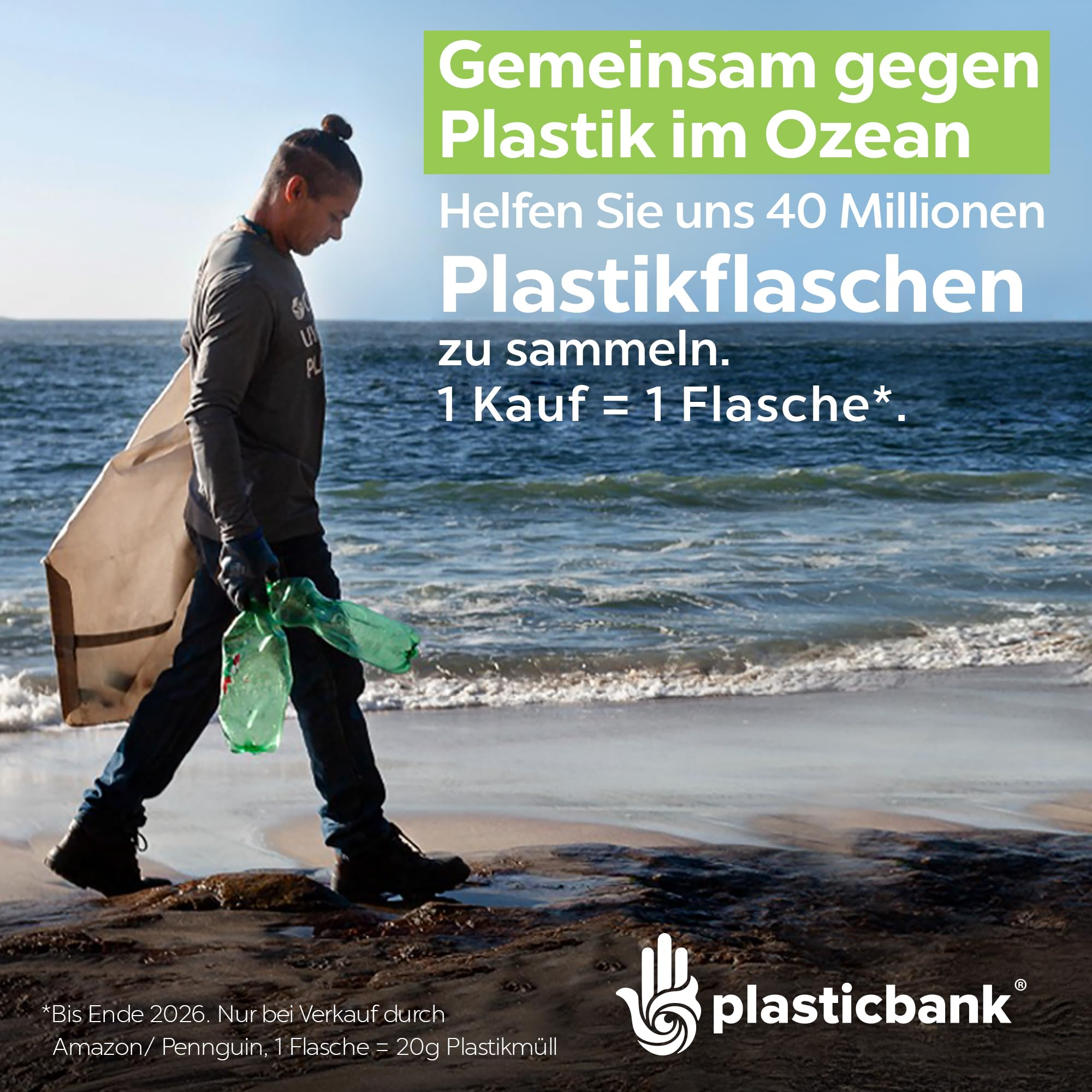 Mann sammelt Plastikflaschen am Strand. "Gemeinsam gegen Plastik im Ozean."