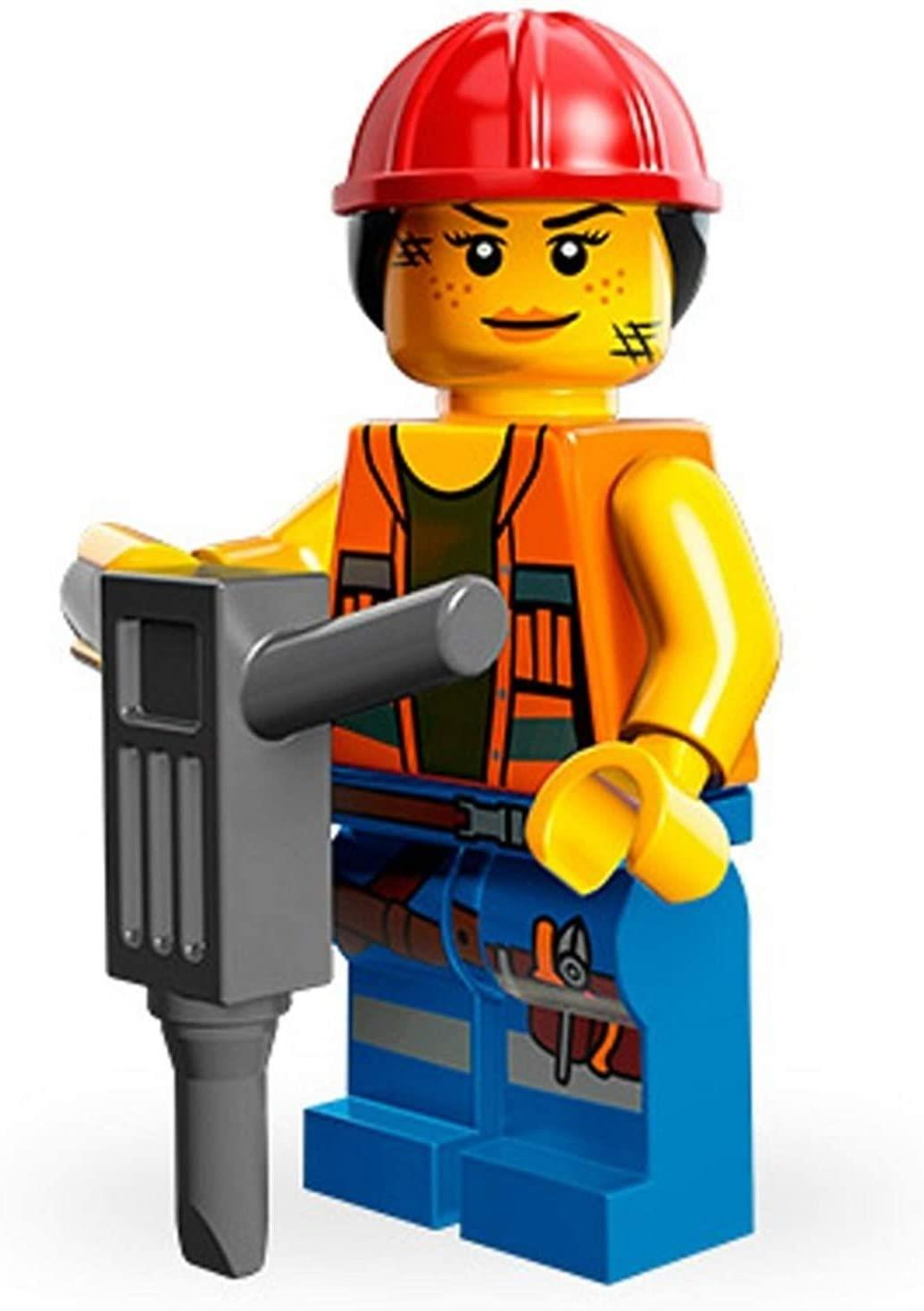 Kırmızı kasklı ve turuncu yelekli Lego inşaat işçisi, kırıcı çekiç tutuyor.