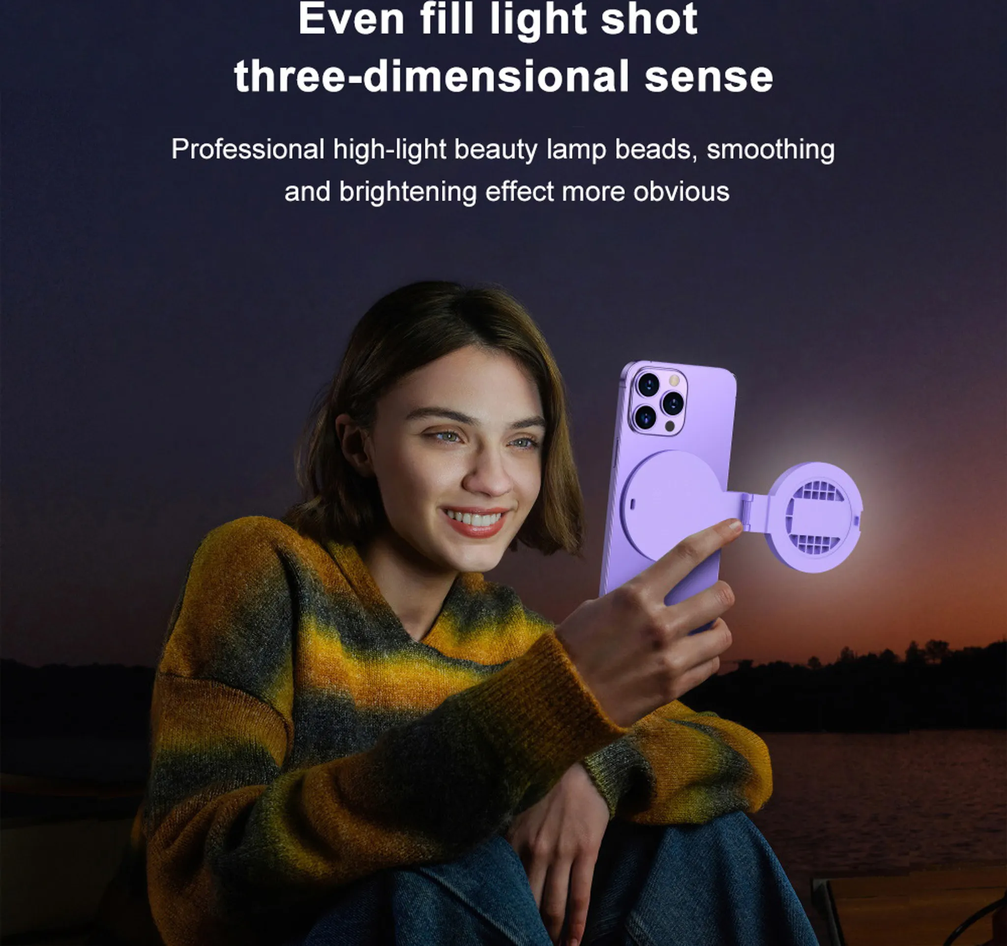 Eine Frau hält ein lila Handy mit Ringlicht im Freien bei Sonnenuntergang.