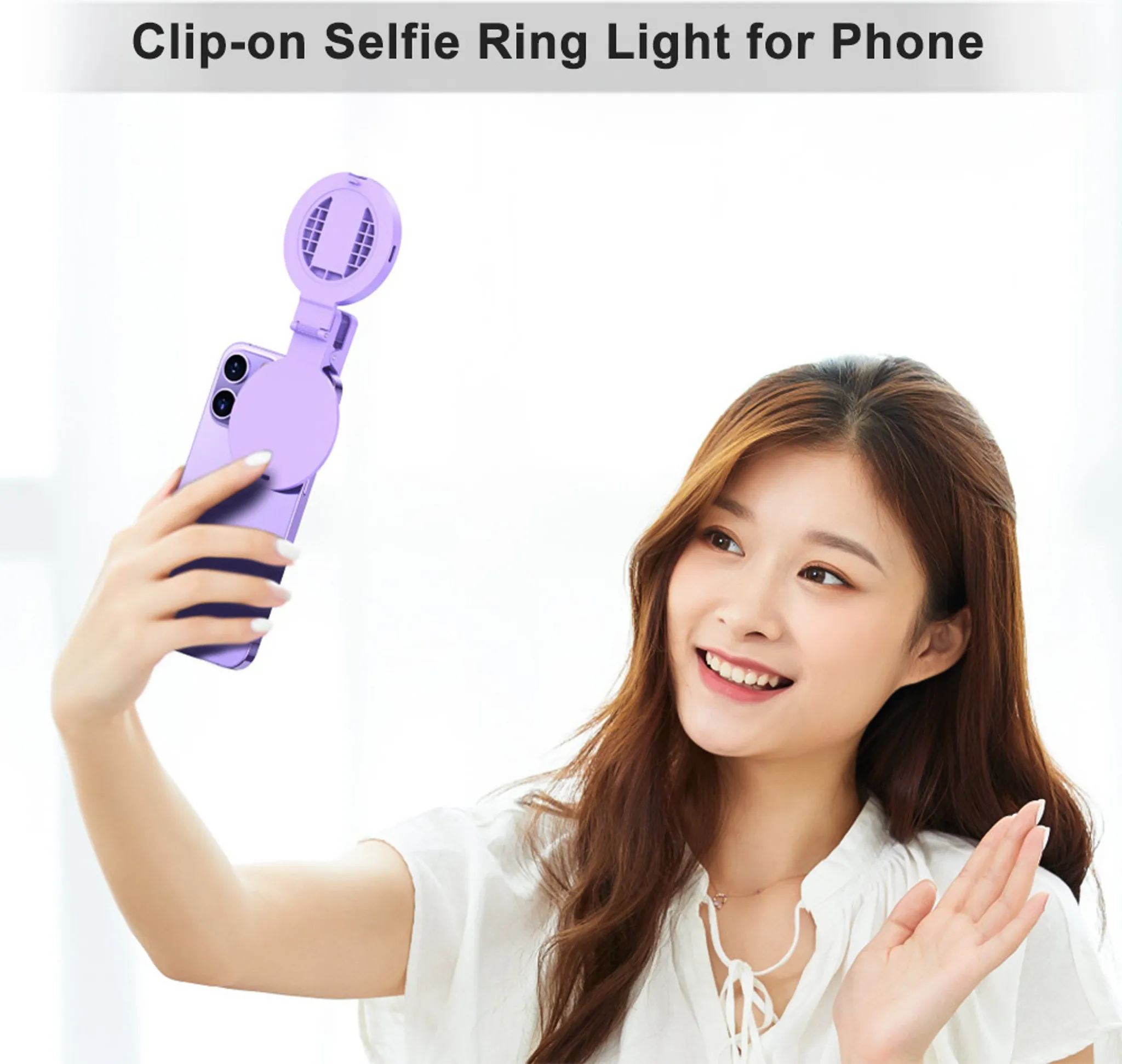 Eine Frau macht ein Selfie mit einem lila Ringlicht-Clip-on-Gerät an ihrem Telefon.