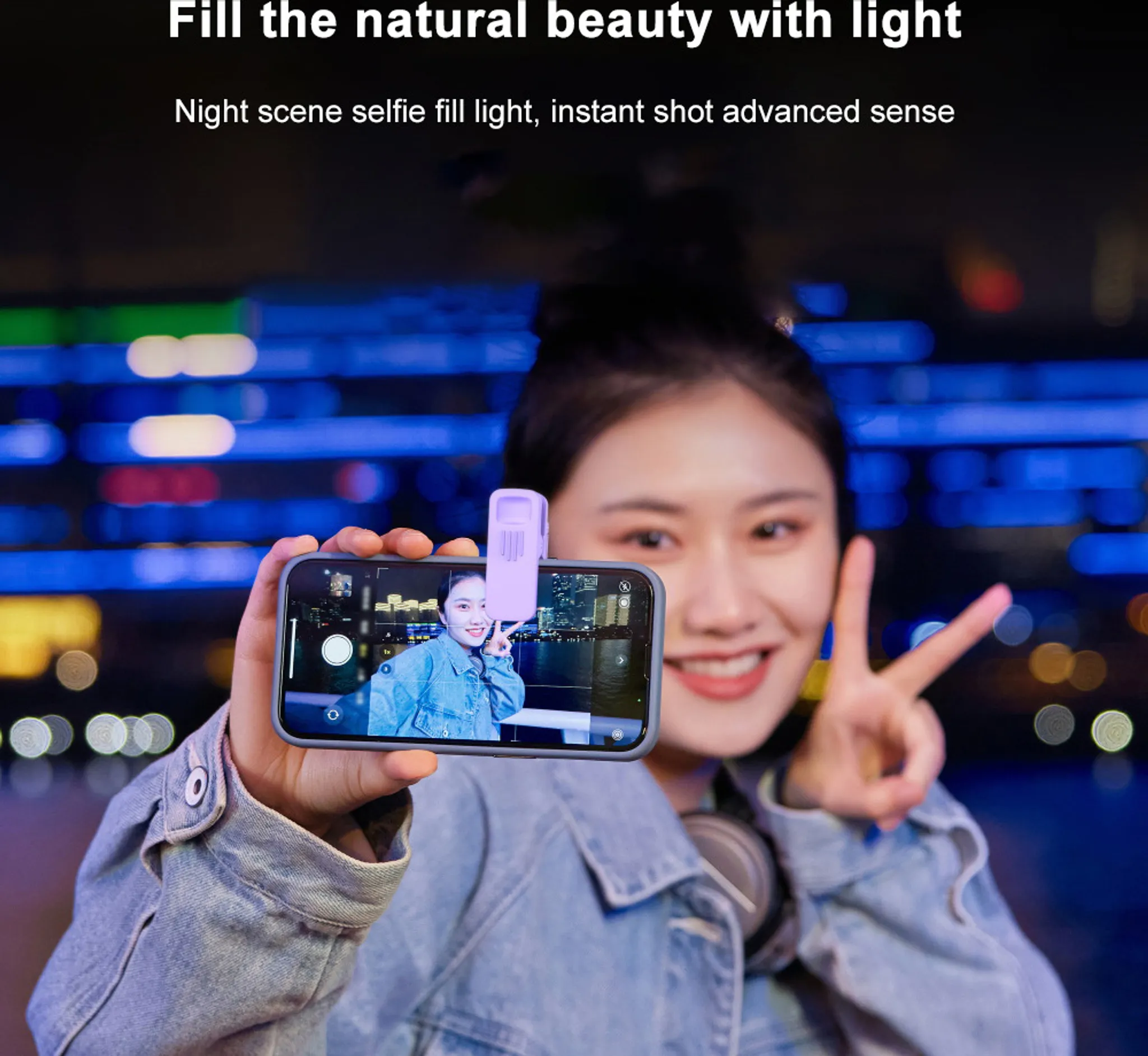 Eine Frau macht ein Selfie bei Nacht mit einem kleinen Lichtaufsatz.